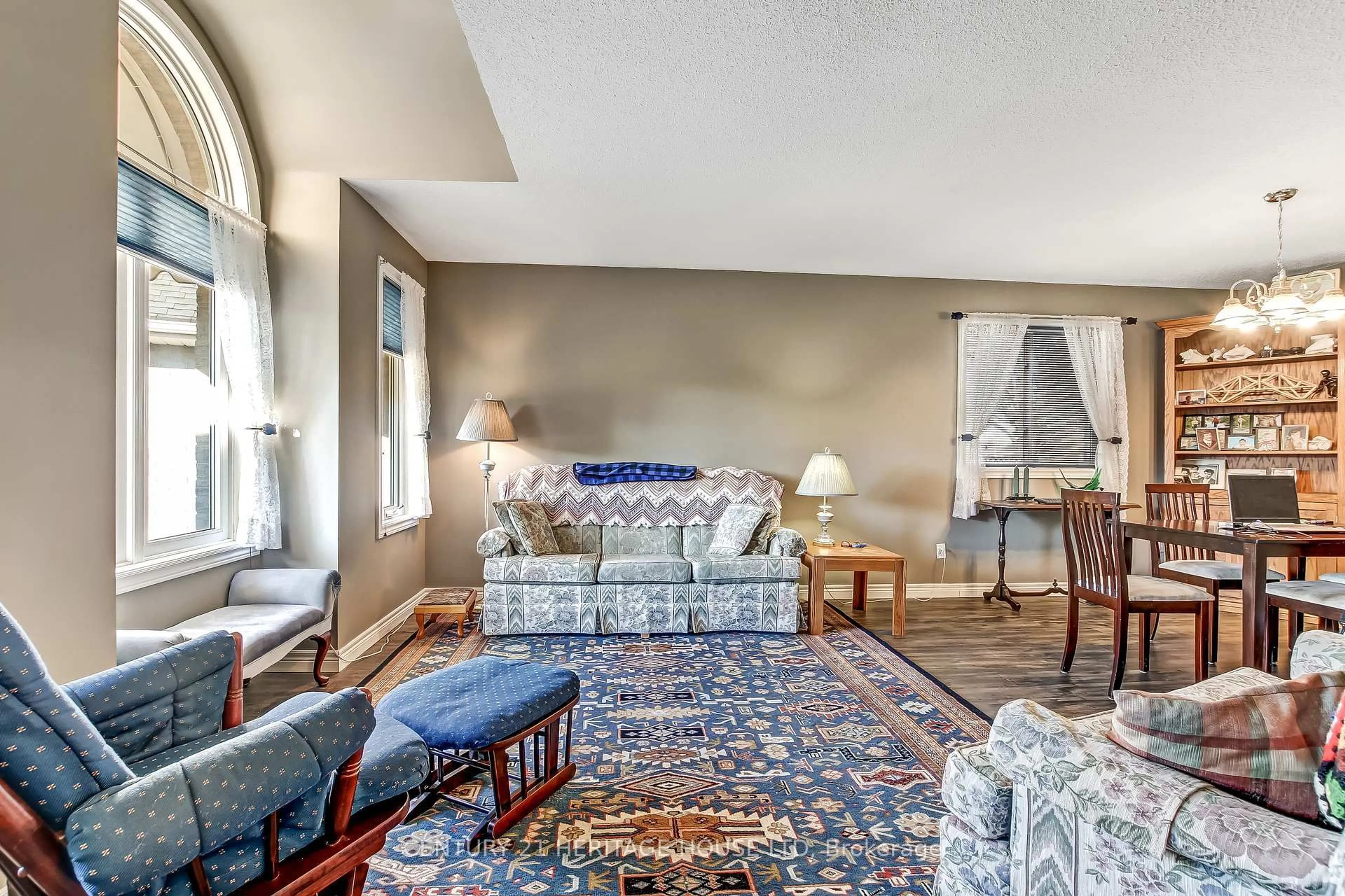 Living room with furniture, carpet floor for 18 Hickory Blvd, Strathroy-Caradoc Ontario N7G 4A9