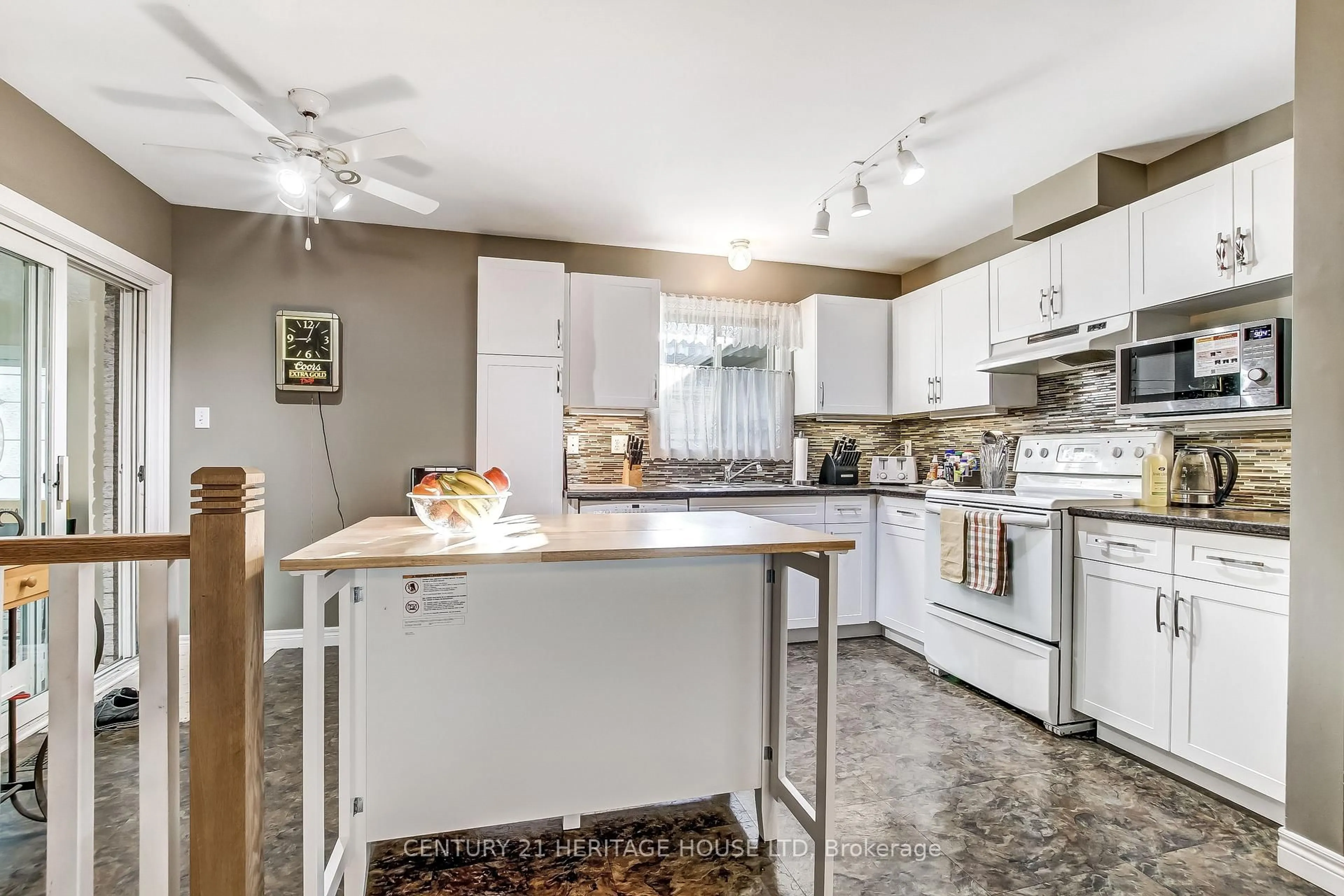 Open concept kitchen, unknown for 18 Hickory Blvd, Strathroy-Caradoc Ontario N7G 4A9