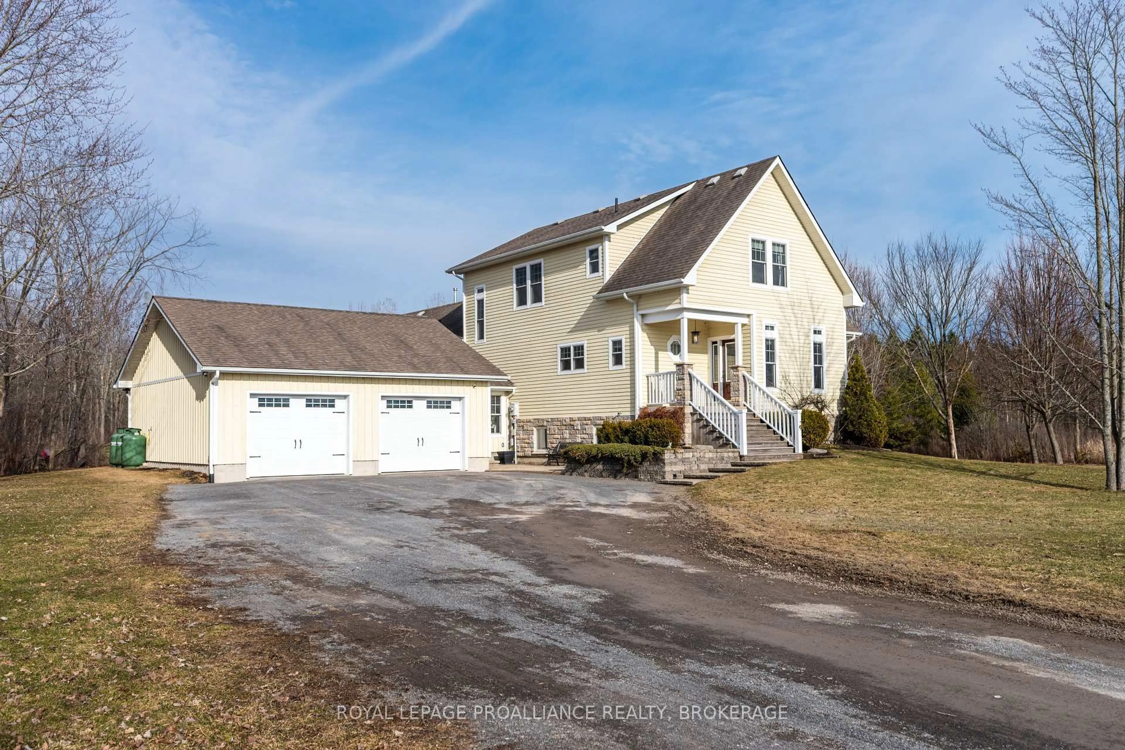 A pic from outside/outdoor area/front of a property/back of a property/a pic from drone, street for 513 Deerview Dr, Kingston Ontario K7L 5H6