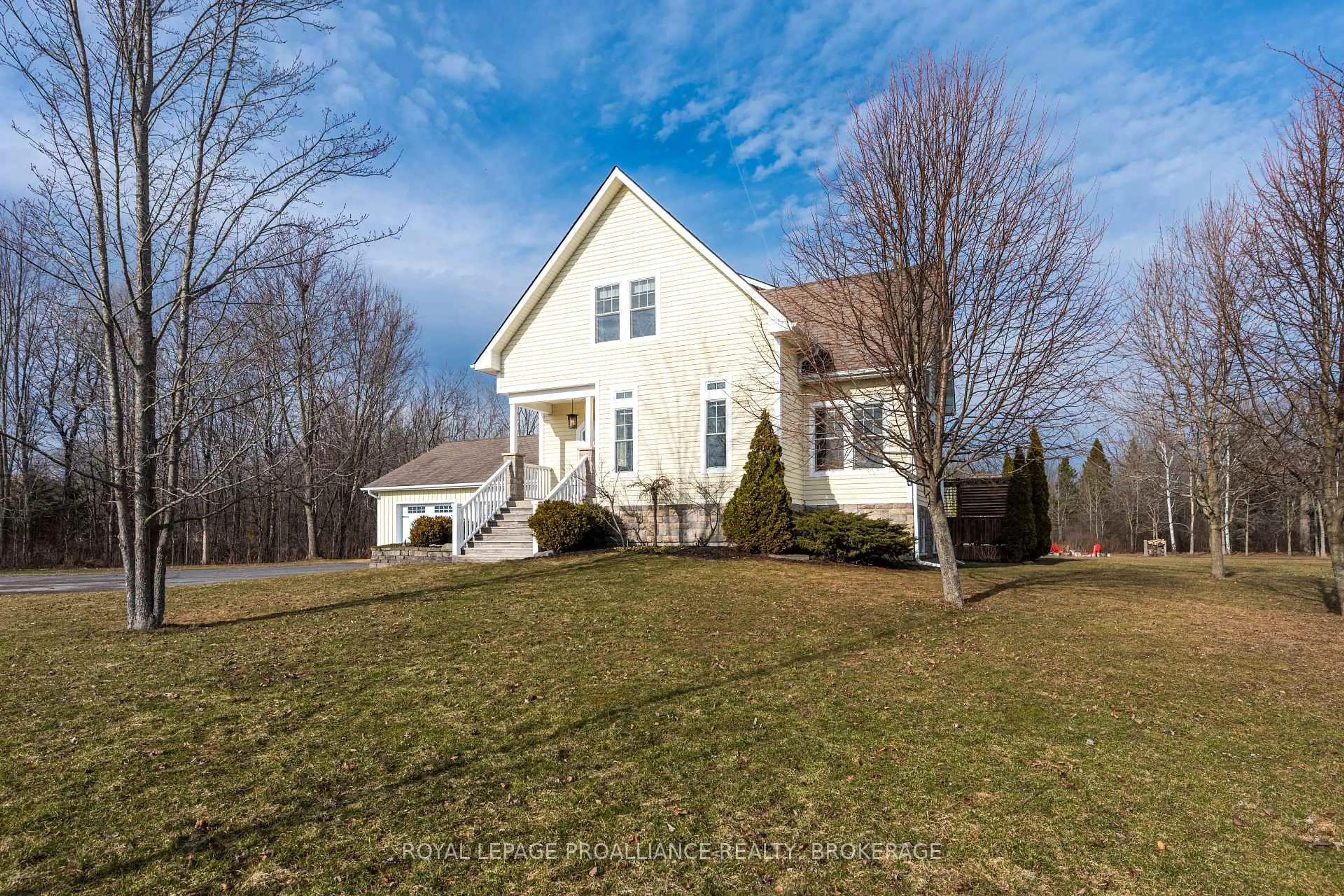 A pic from outside/outdoor area/front of a property/back of a property/a pic from drone, street for 513 Deerview Dr, Kingston Ontario K7L 5H6