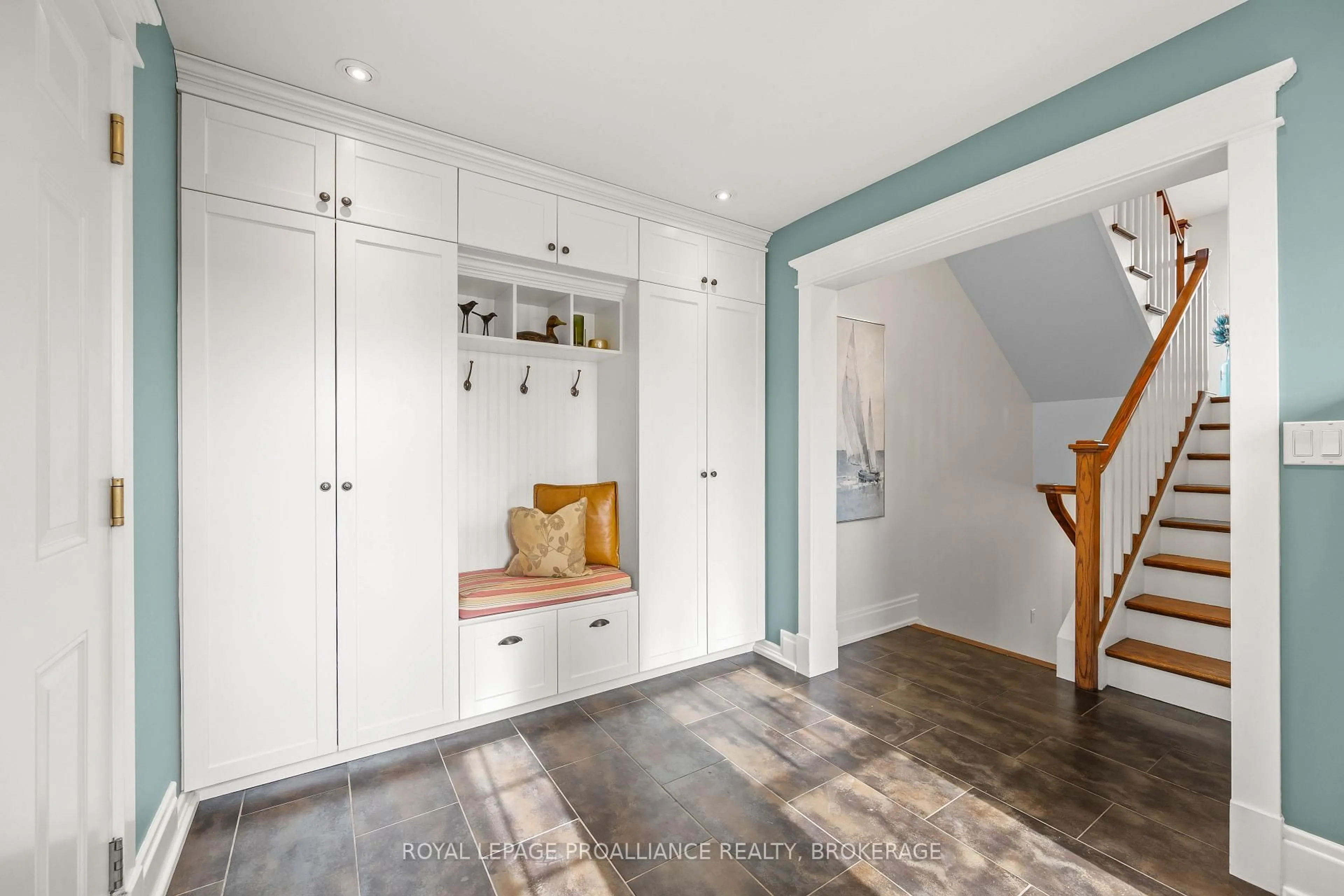 Indoor entryway for 513 Deerview Dr, Kingston Ontario K7L 5H6