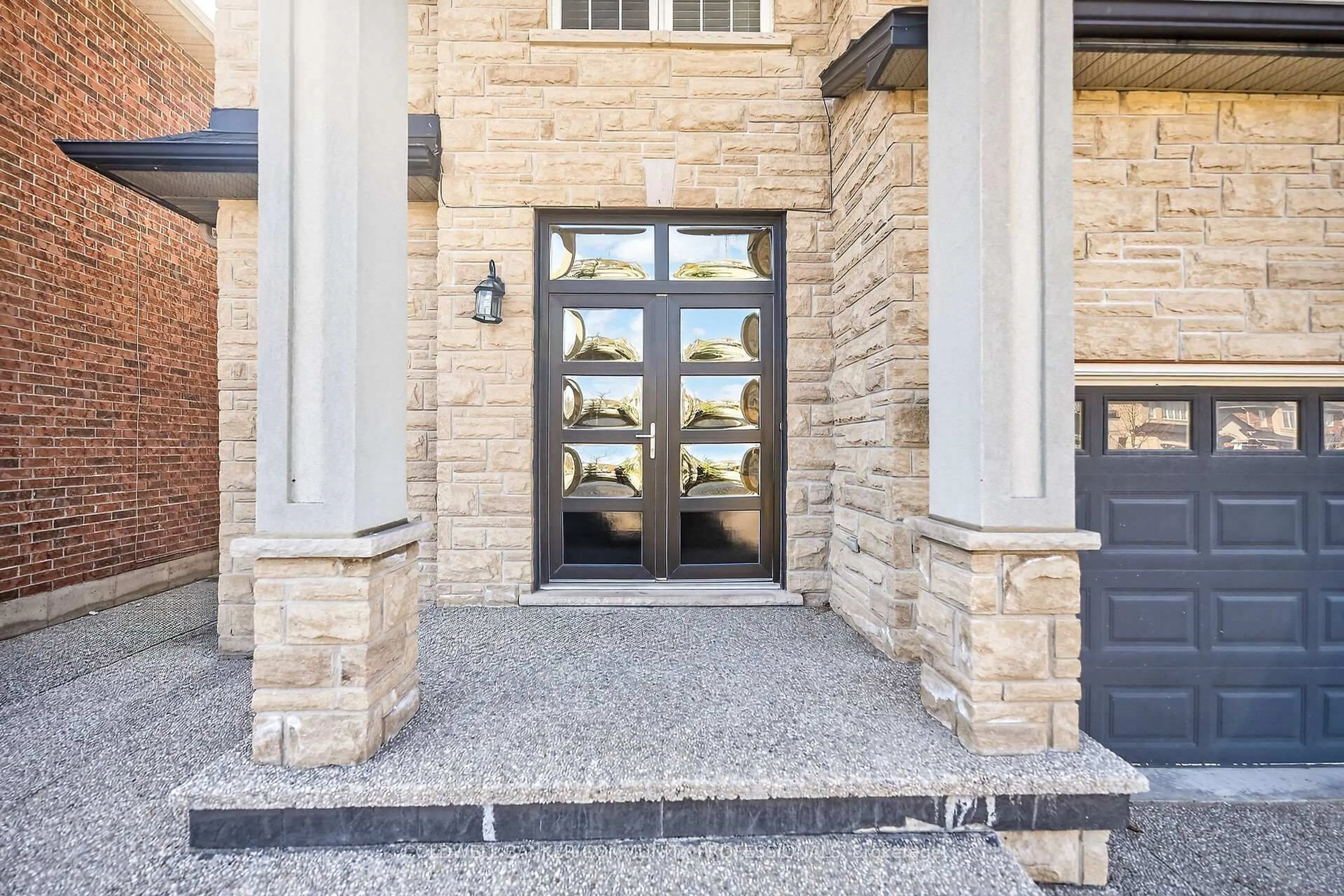 Indoor foyer for 182 Irwin Ave, Hamilton Ontario L8K 0G2