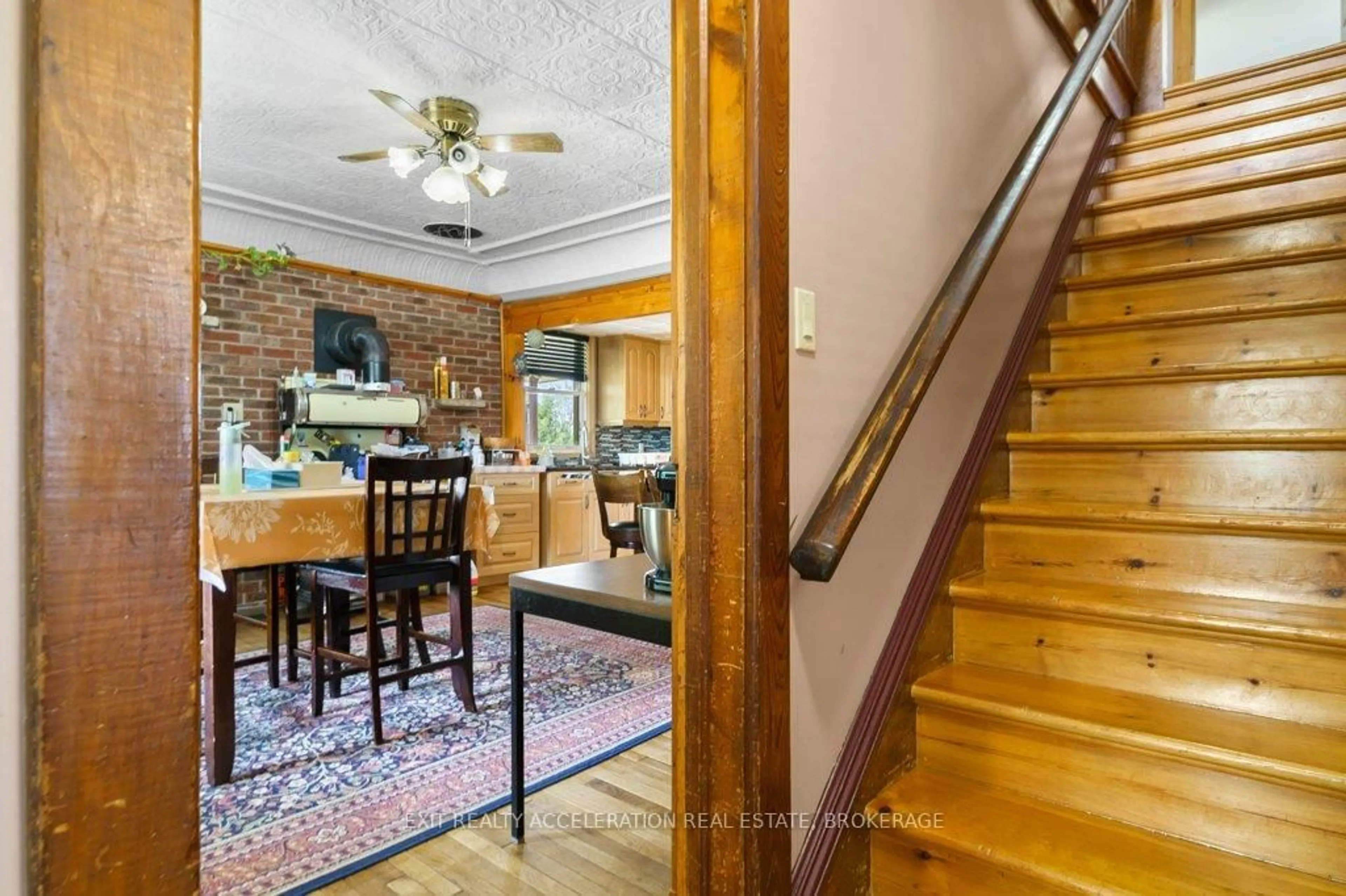 Indoor foyer for 595 CRAIGEN Rd, Newburgh Ontario K0K 2S0