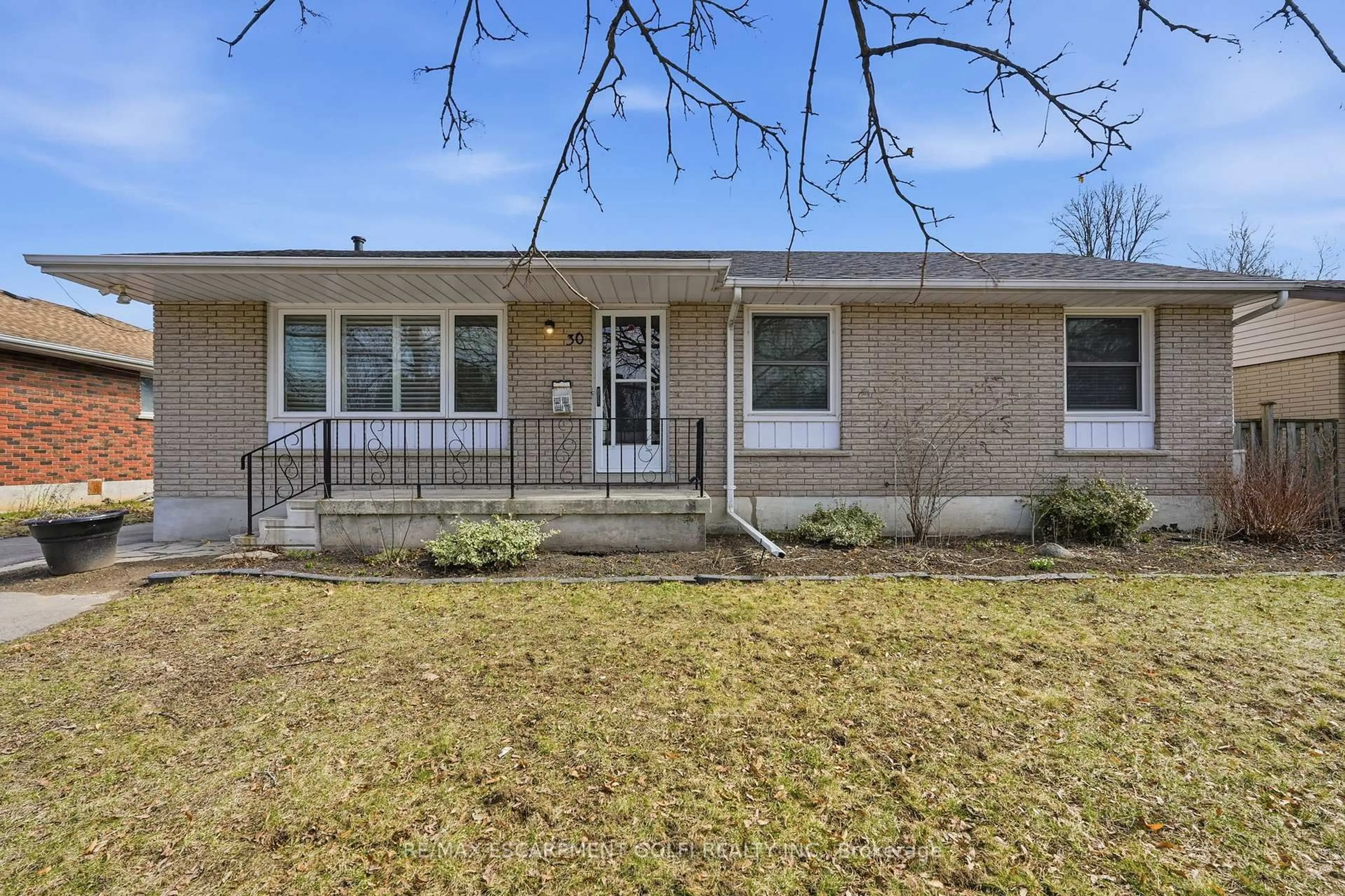 Home with vinyl exterior material, street for 30 Morning Dew Dr, Brantford Ontario N3R 3P2