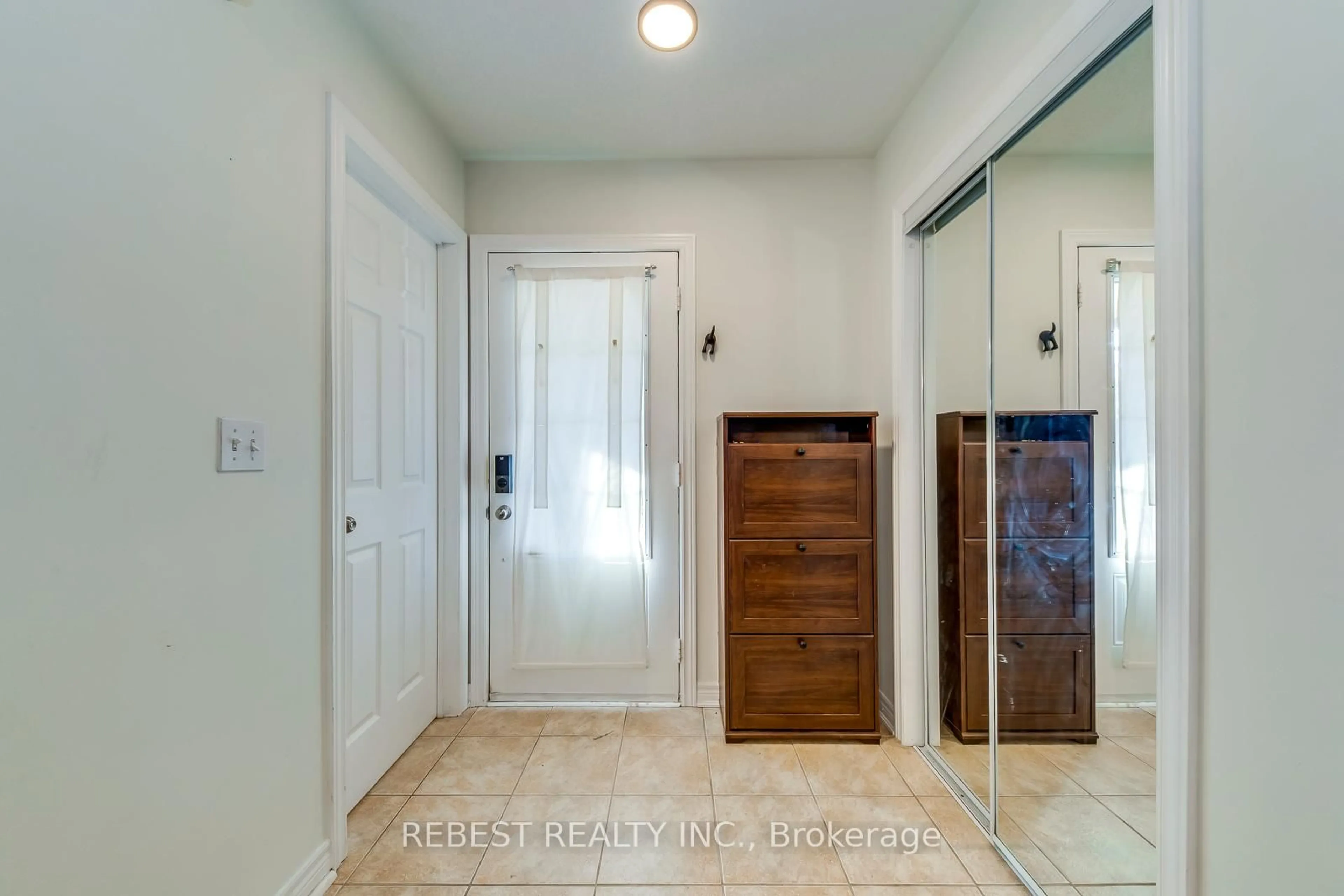 Indoor entryway for 67 Golden Iris Cres, Hamilton Ontario L8B 0R6