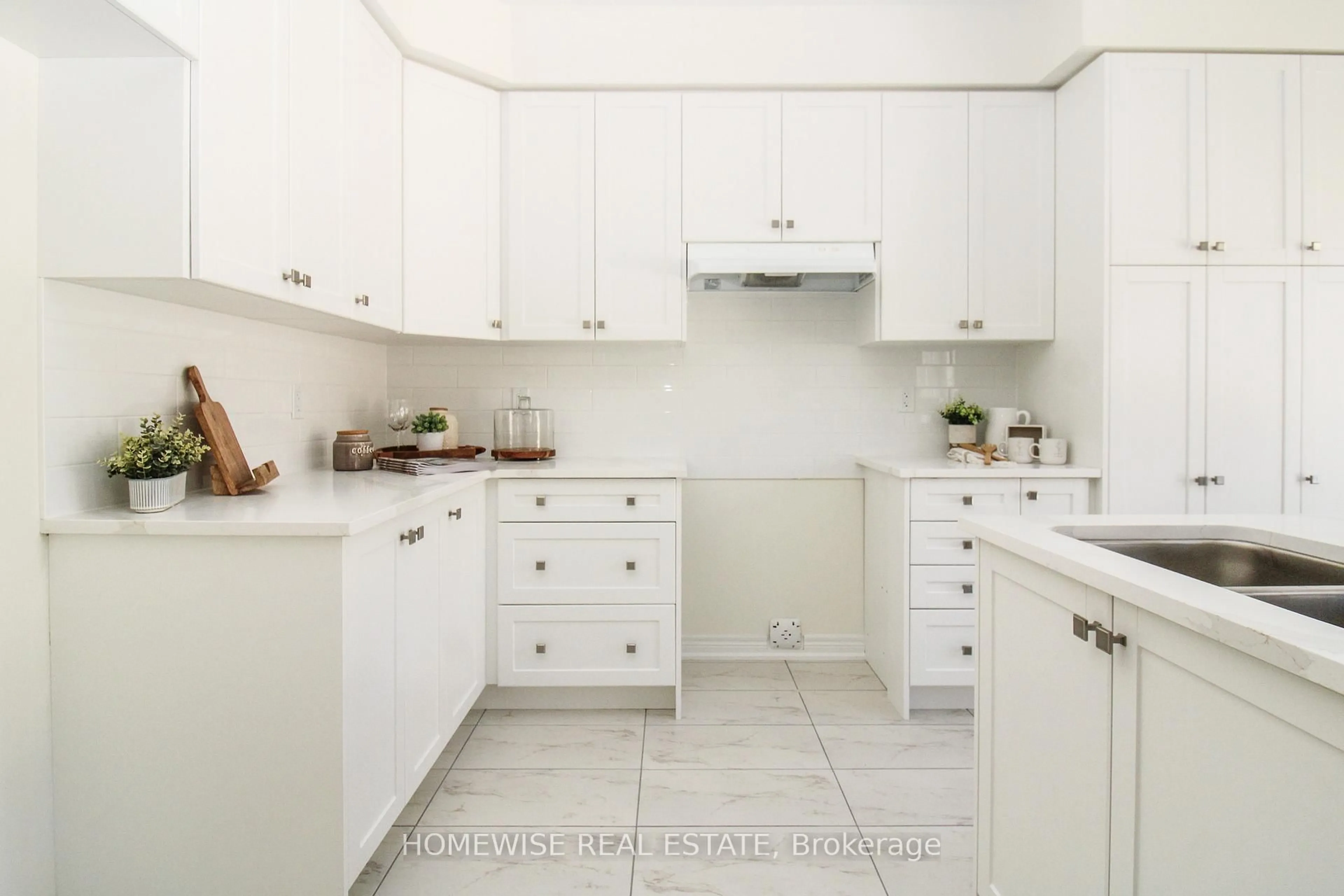 Standard kitchen, ceramic/tile floor for 514 Clayton Ave, Peterborough Ontario K9K 0H5