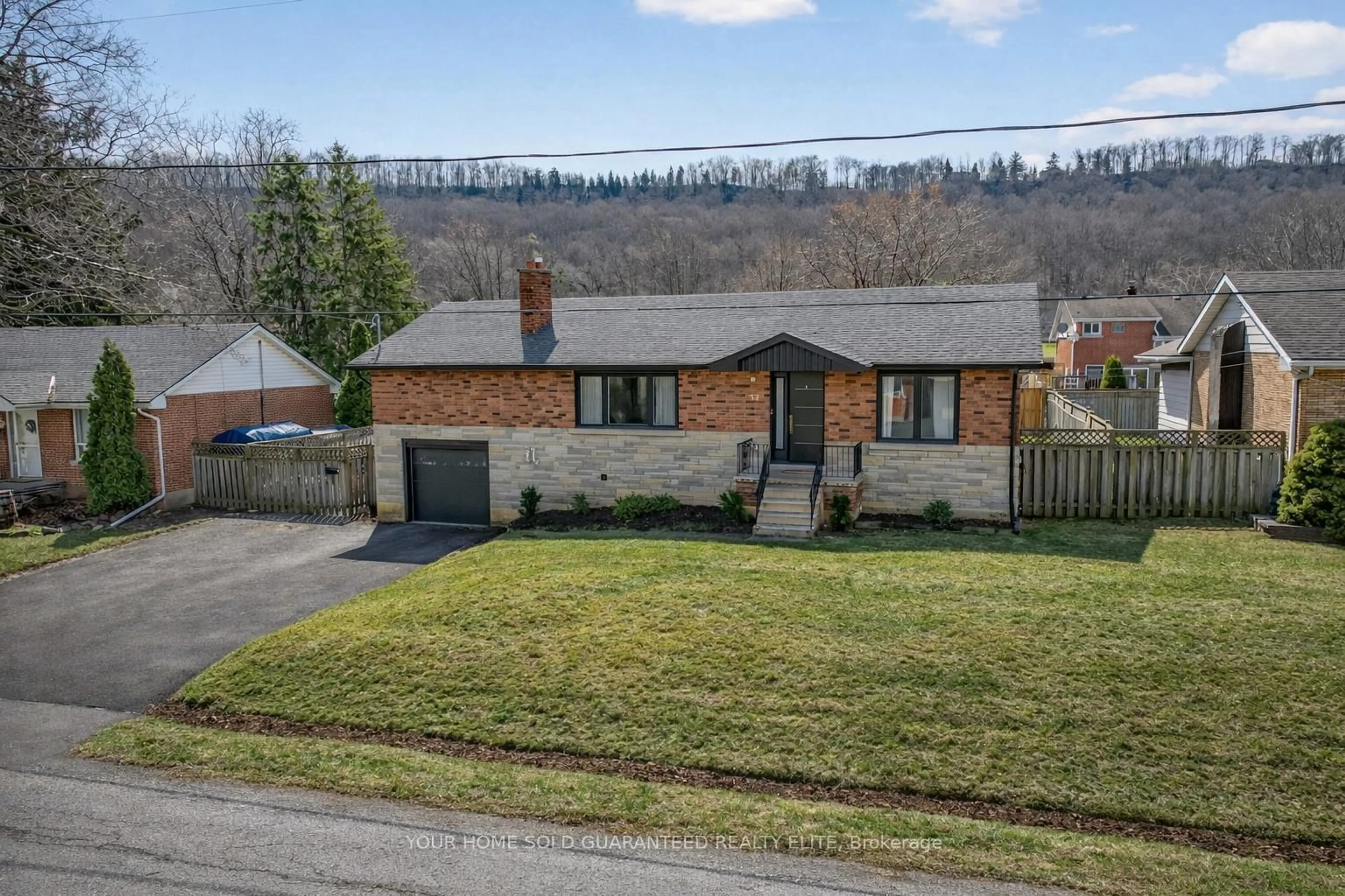 A pic from outside/outdoor area/front of a property/back of a property/a pic from drone, street for 22 Hazelwood Ave, Grimsby Ontario L3M 1K1