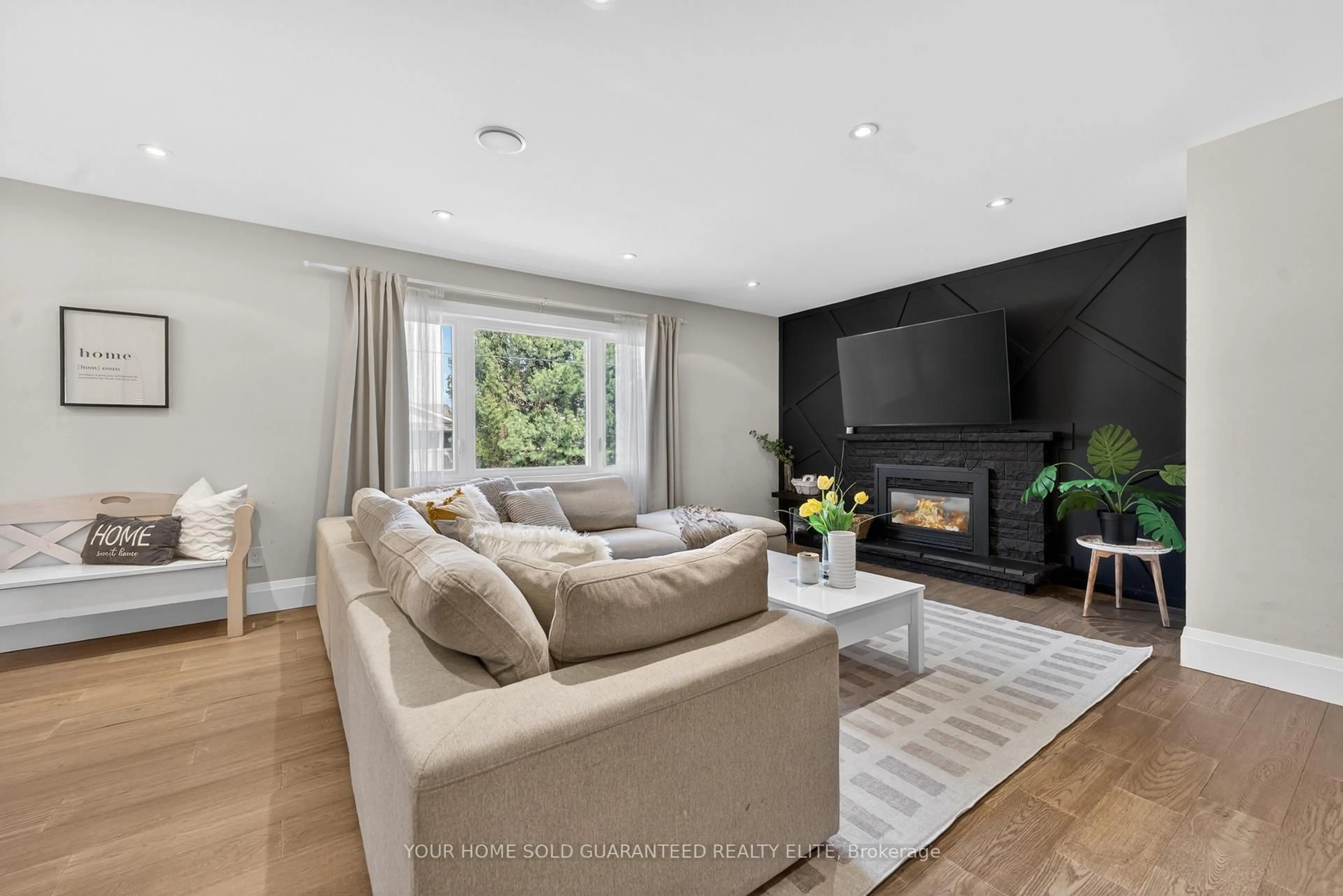 Living room with furniture, unknown for 22 Hazelwood Ave, Grimsby Ontario L3M 1K1