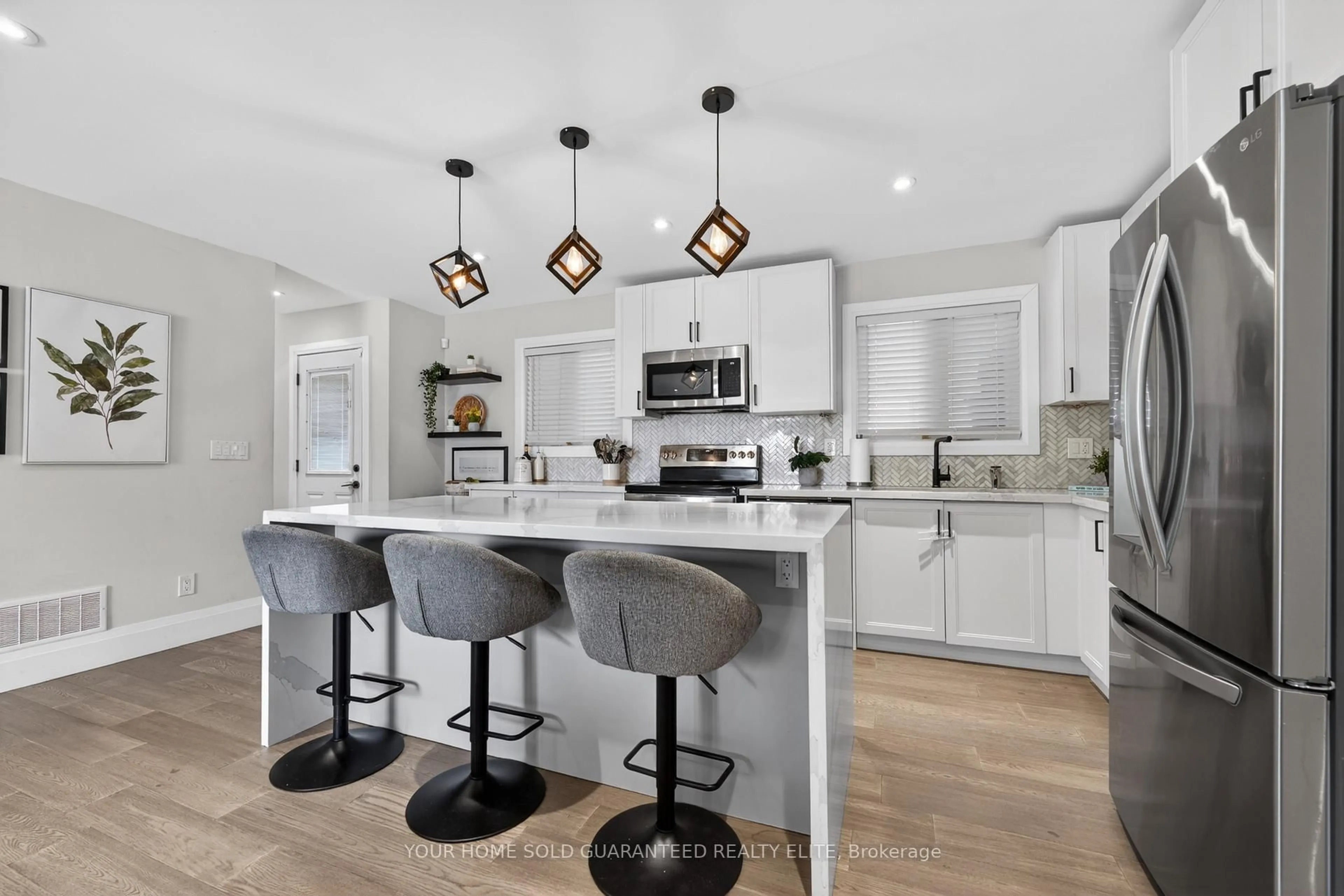 Open concept kitchen, ceramic/tile floor for 22 Hazelwood Ave, Grimsby Ontario L3M 1K1