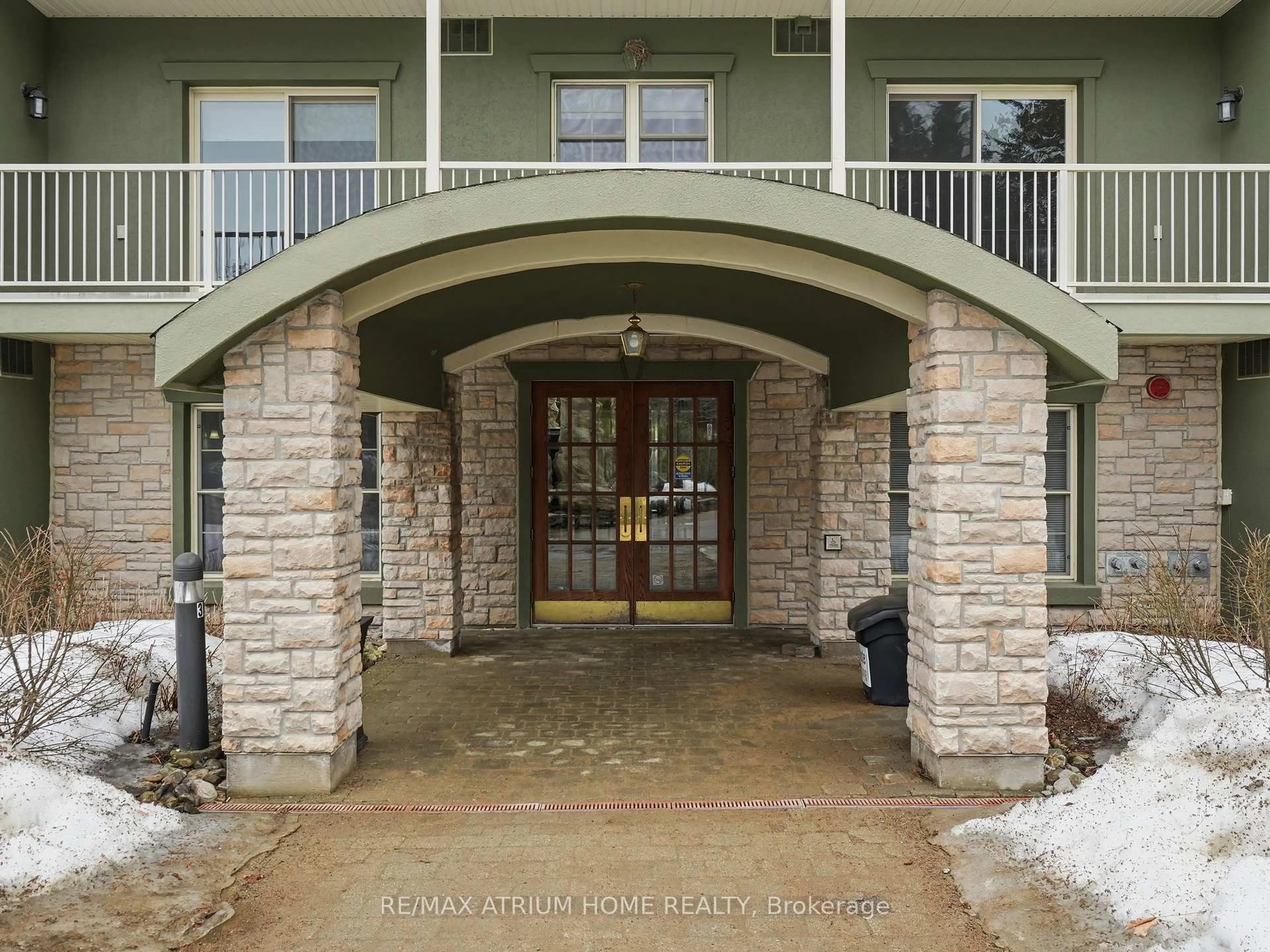 Indoor entryway for 24 Ontario St #208, Bracebridge Ontario P1L 2H5