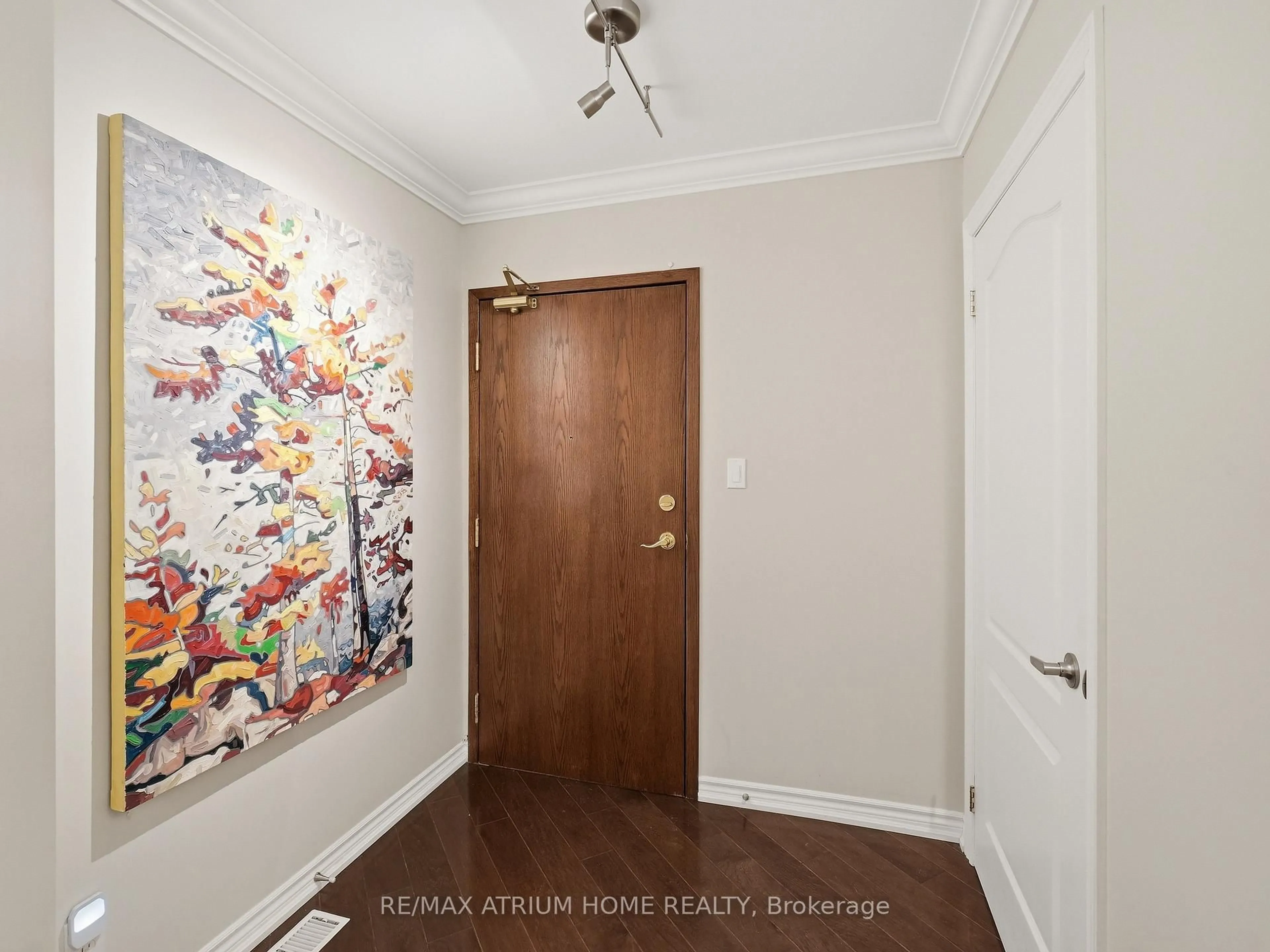 Indoor entryway for 24 Ontario St #208, Bracebridge Ontario P1L 2H5