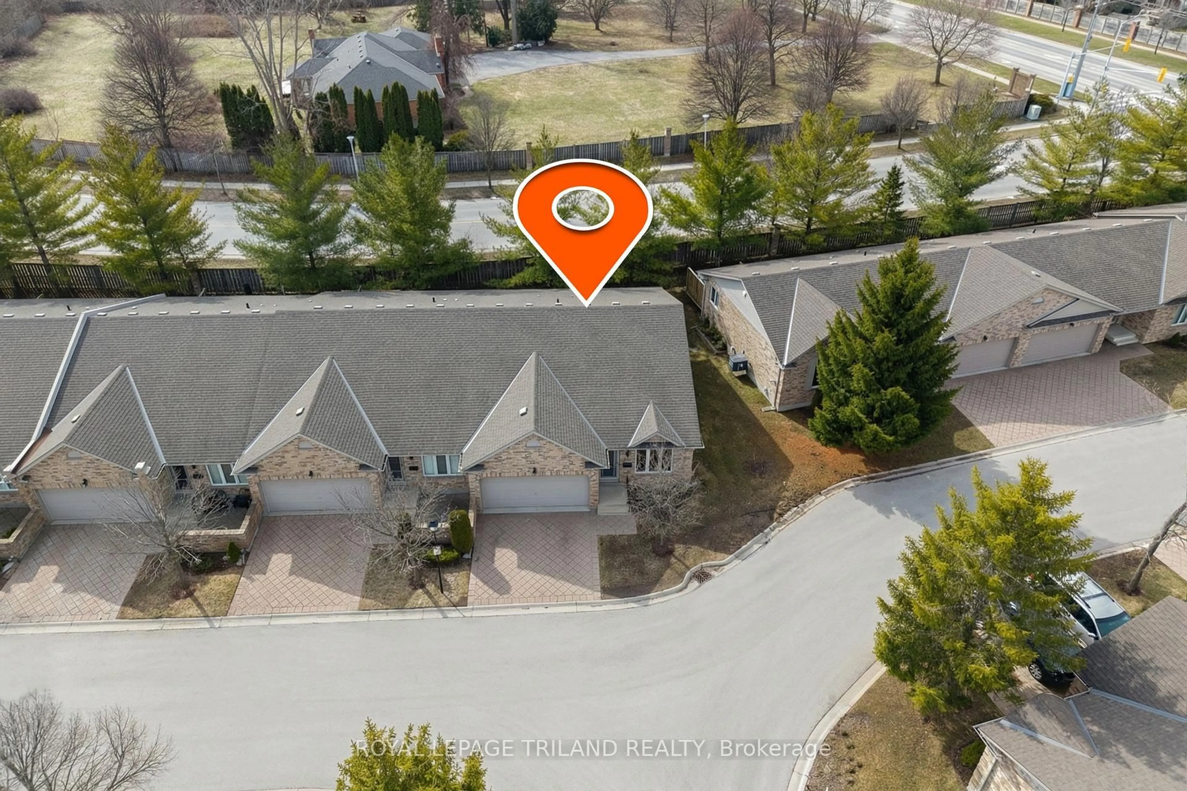A pic from outside/outdoor area/front of a property/back of a property/a pic from drone, street for 572 Thistlewood Dr #58, London North Ontario N5X 4N7