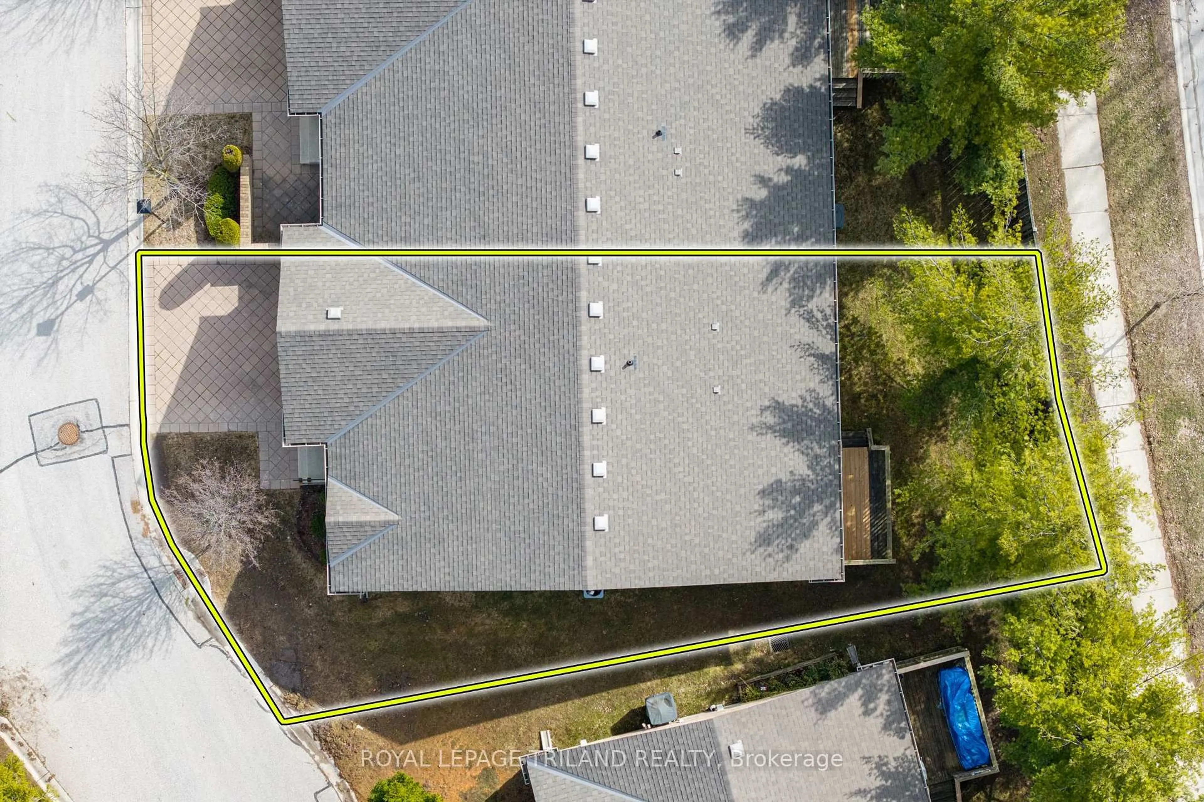 A pic from outside/outdoor area/front of a property/back of a property/a pic from drone, street for 572 Thistlewood Dr #58, London North Ontario N5X 4N7
