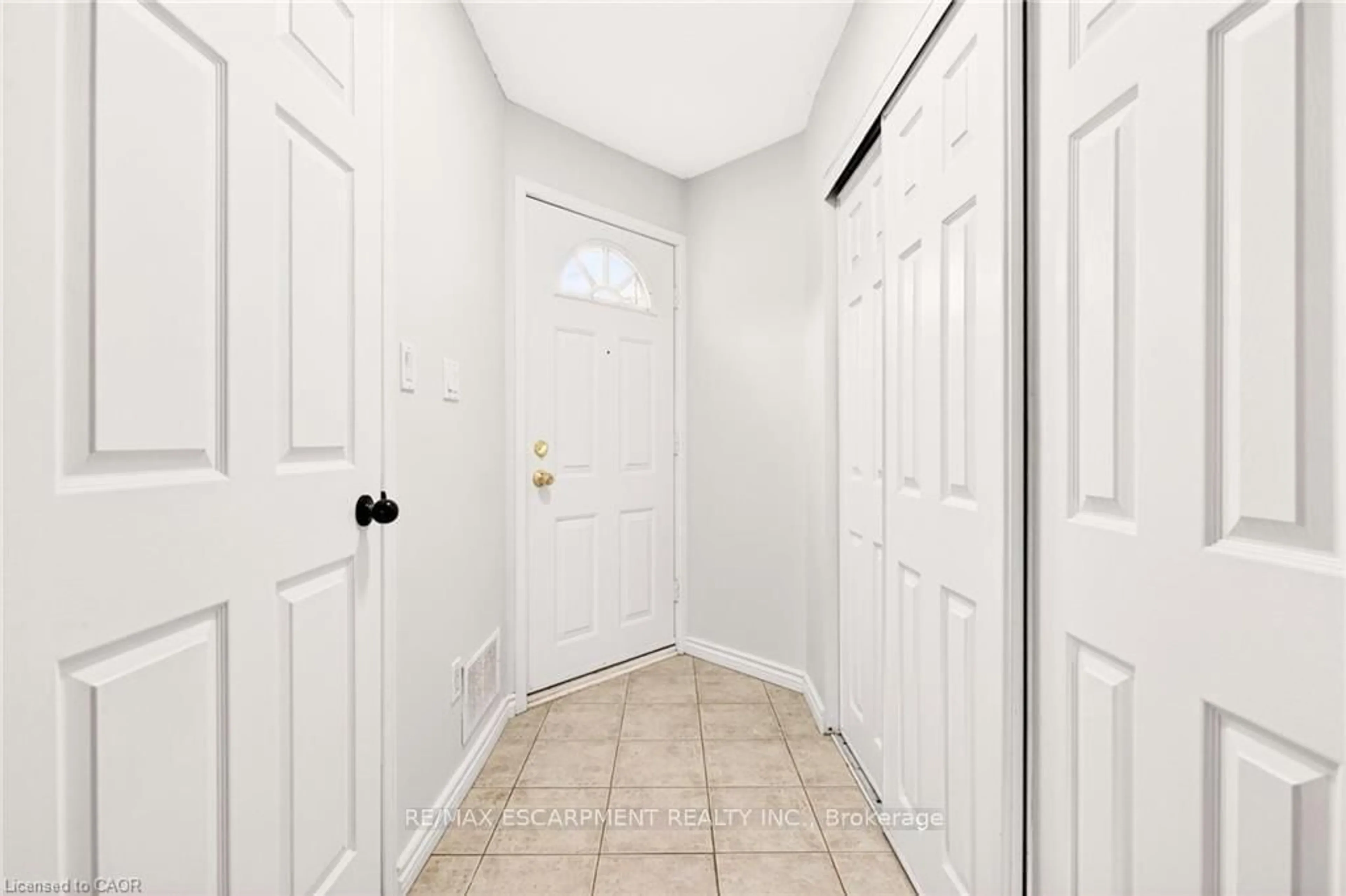 Indoor entryway for 201 DORCHESTER Blvd #101, St. Catharines Ontario L2M 7W1