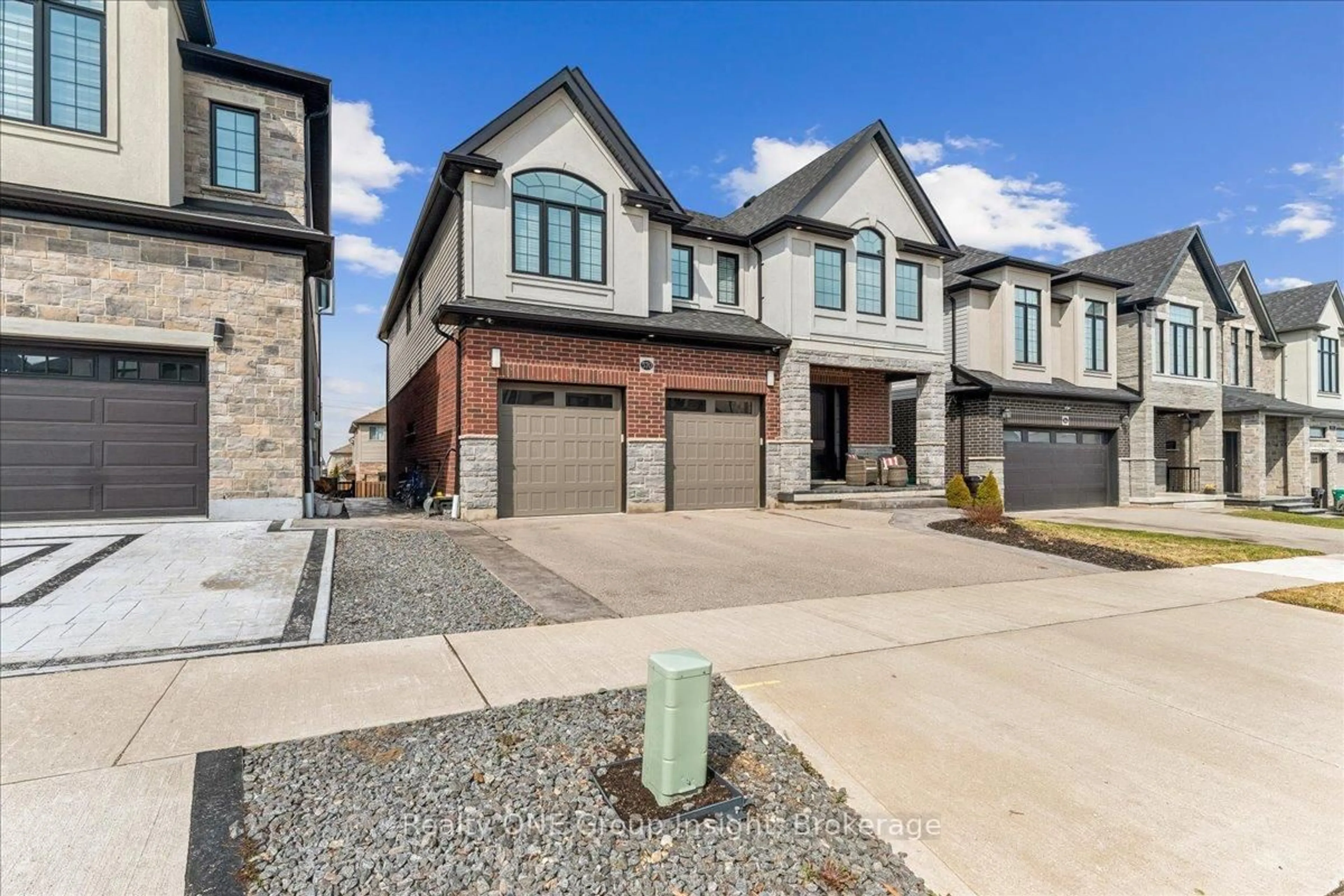 Home with brick exterior material, street for 570 Bridgemill Cres, Kitchener Ontario N2A 0K3