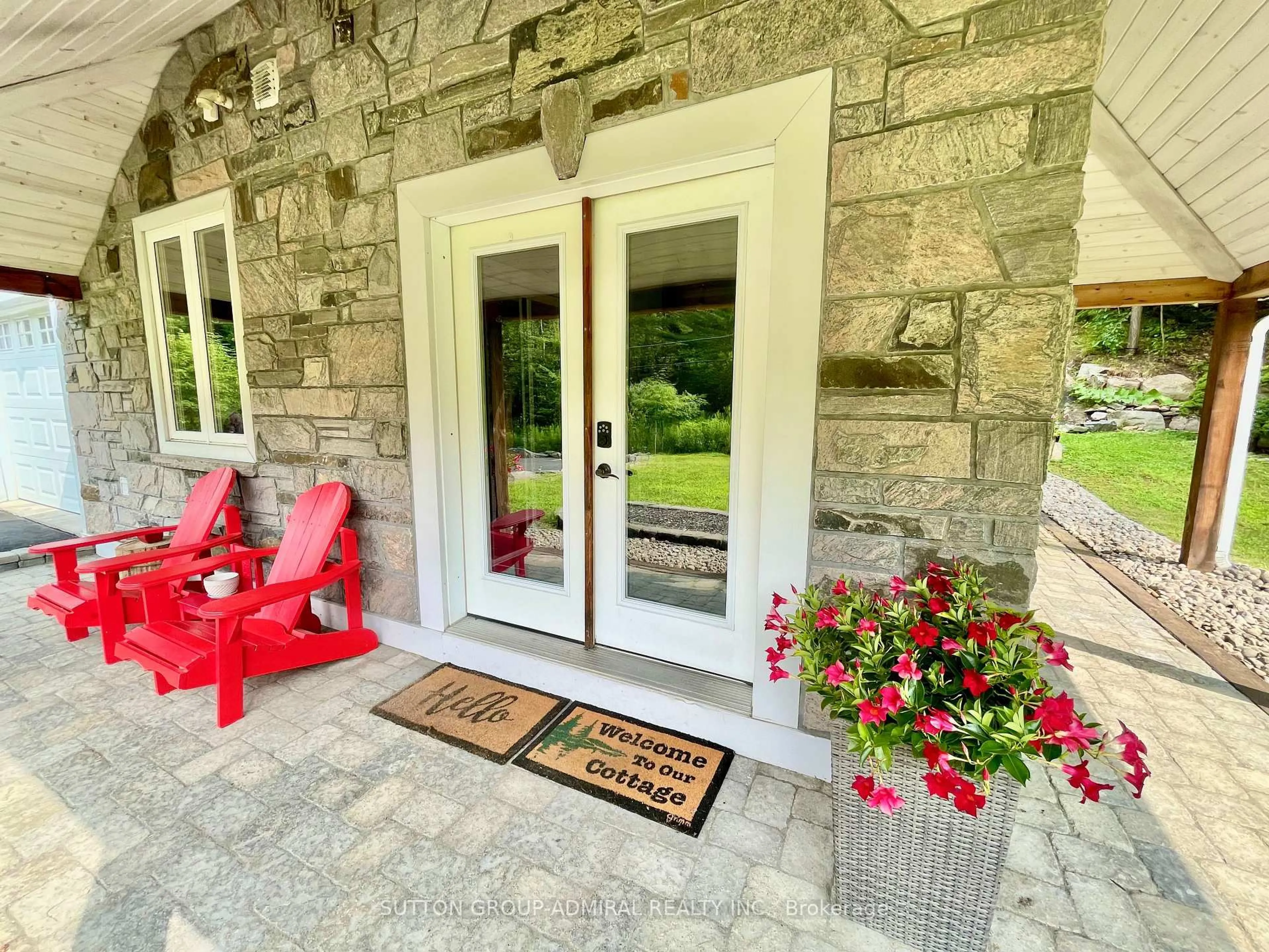 Indoor entryway for 1579 Golden Beach Rd, Bracebridge Ontario P1L 1W8