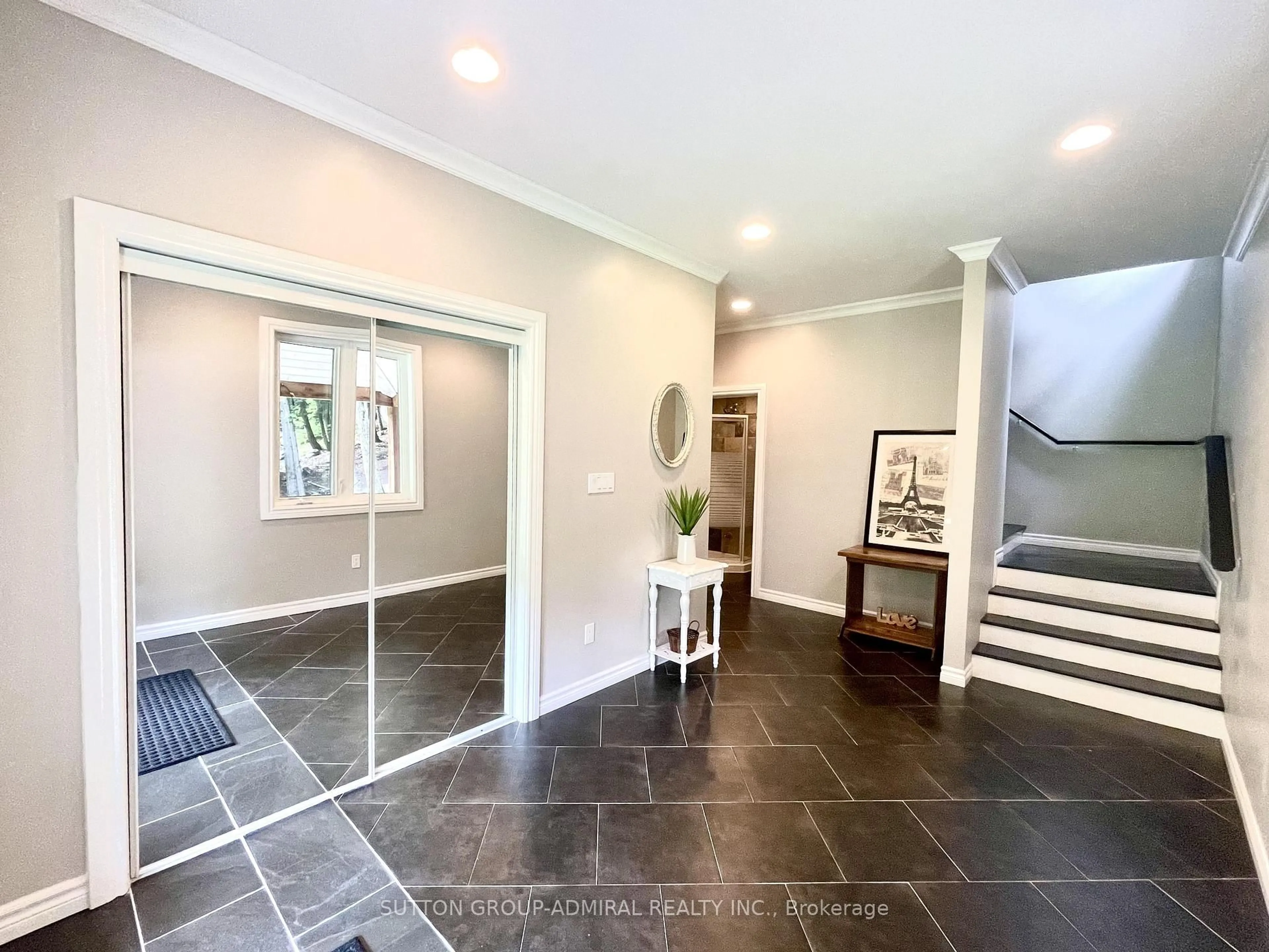 Indoor entryway for 1579 Golden Beach Rd, Bracebridge Ontario P1L 1W8