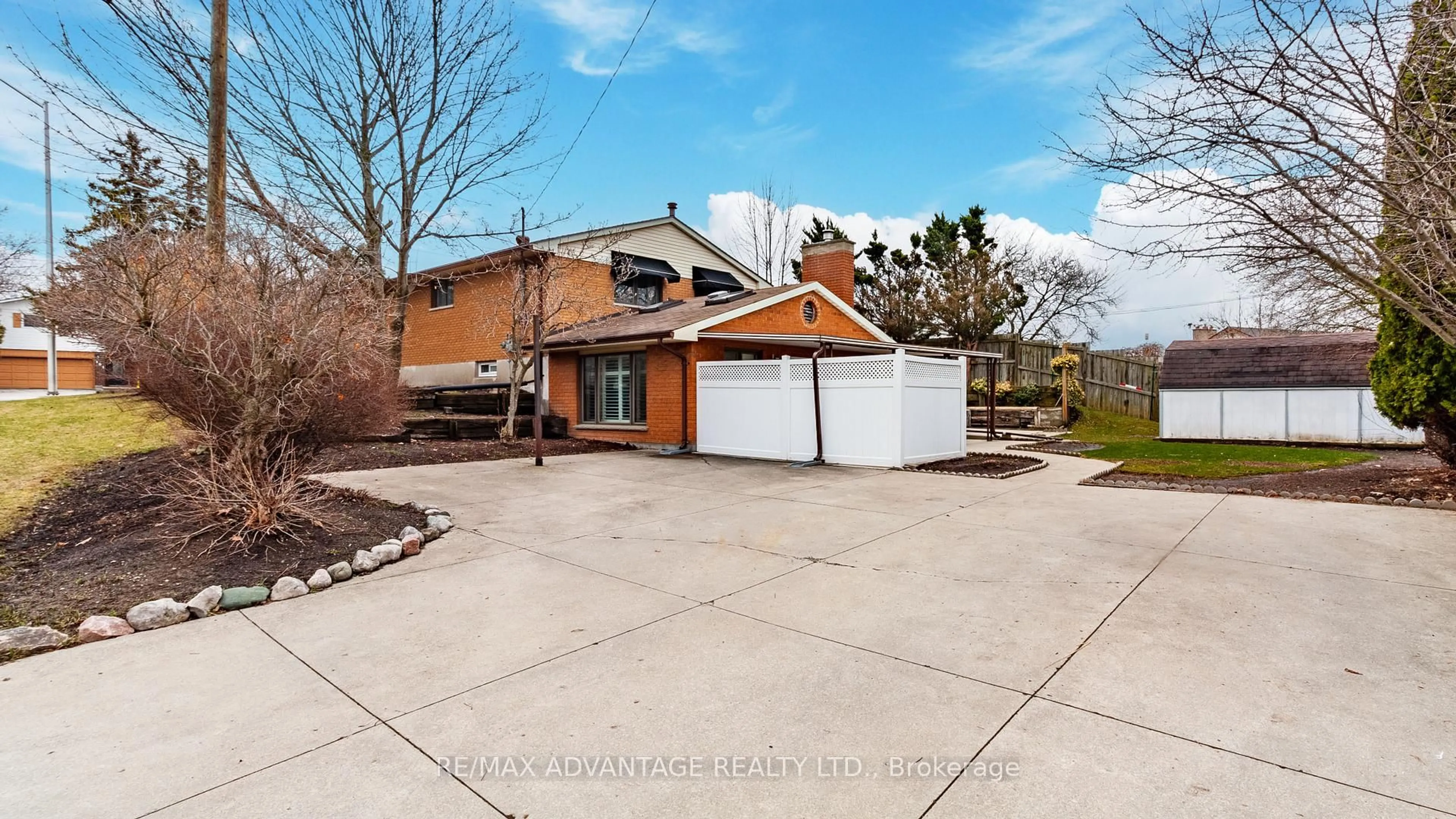 A pic from outside/outdoor area/front of a property/back of a property/a pic from drone, street for 190 Fairview Ave, St. Thomas Ontario N5R 5K4