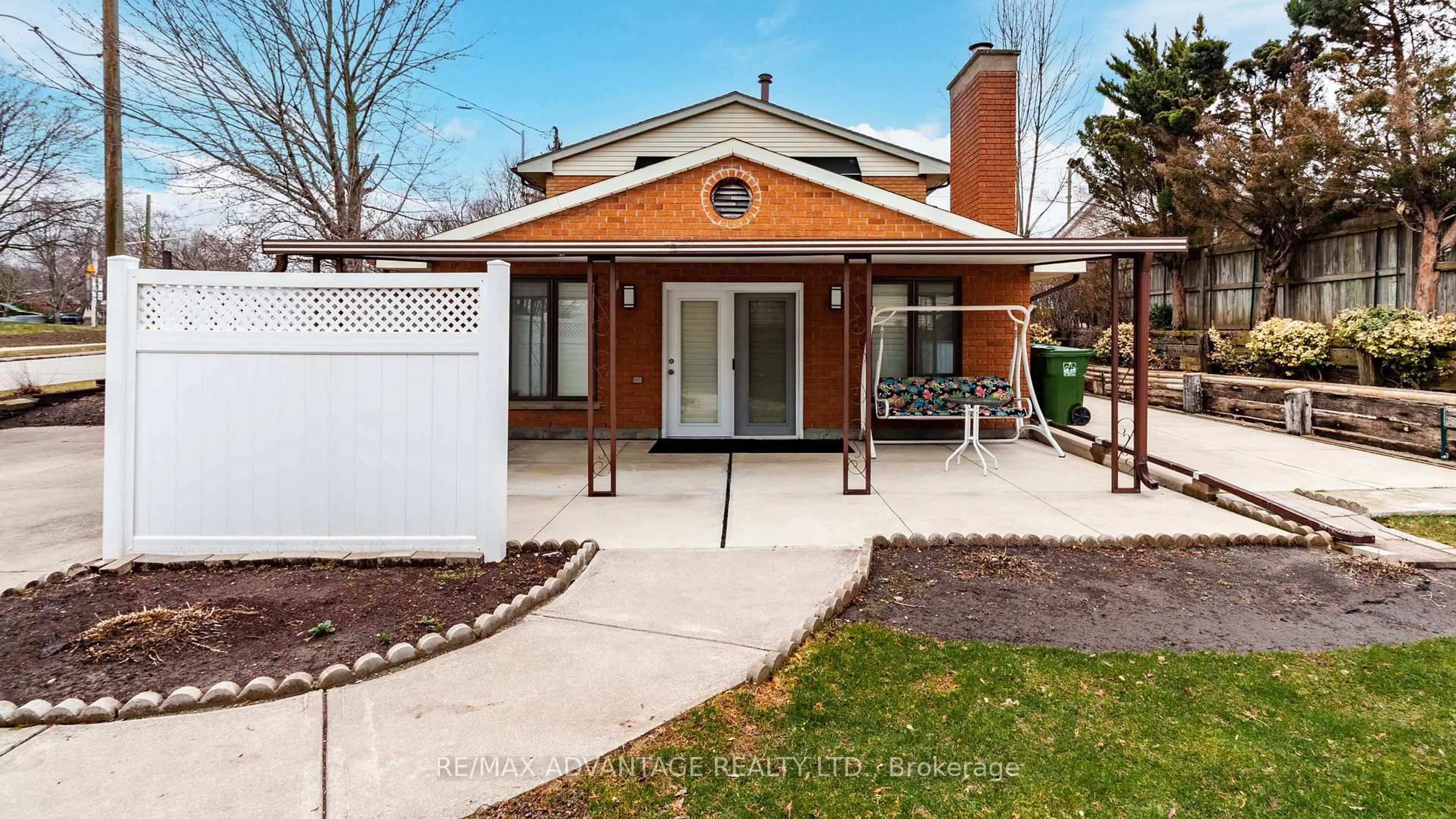 Home with brick exterior material, street for 190 Fairview Ave, St. Thomas Ontario N5R 5K4