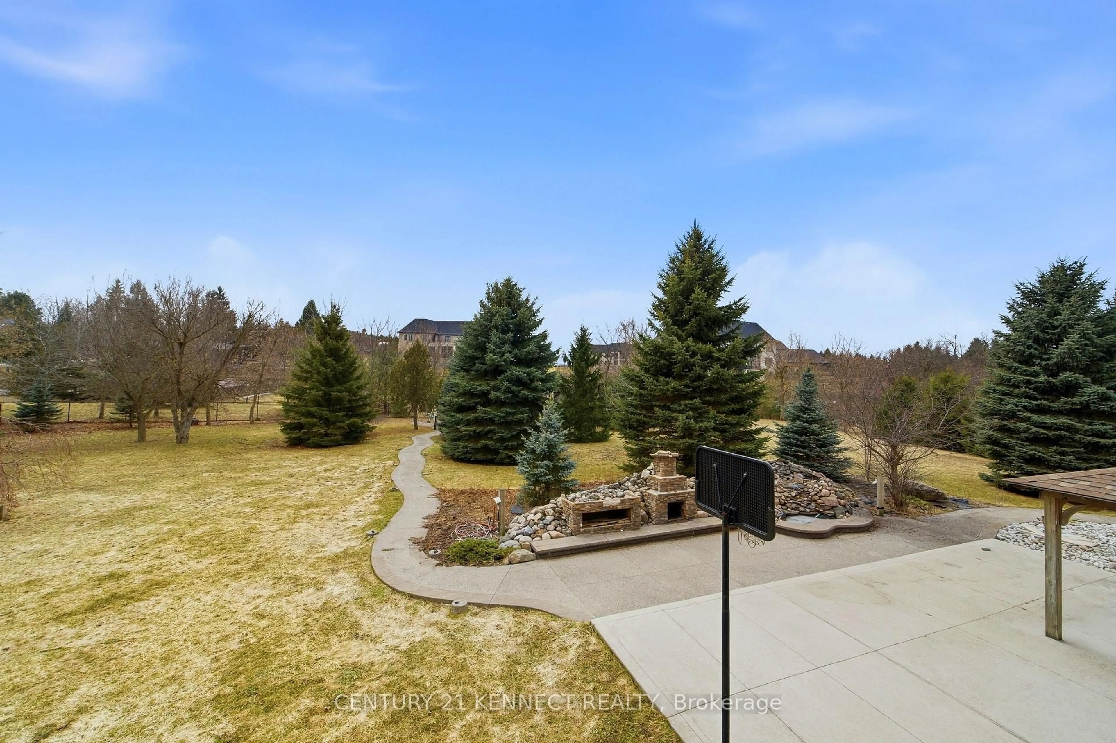 A pic from outside/outdoor area/front of a property/back of a property/a pic from drone, unknown for 6 Laing Crt, Puslinch Ontario N0B 2C0