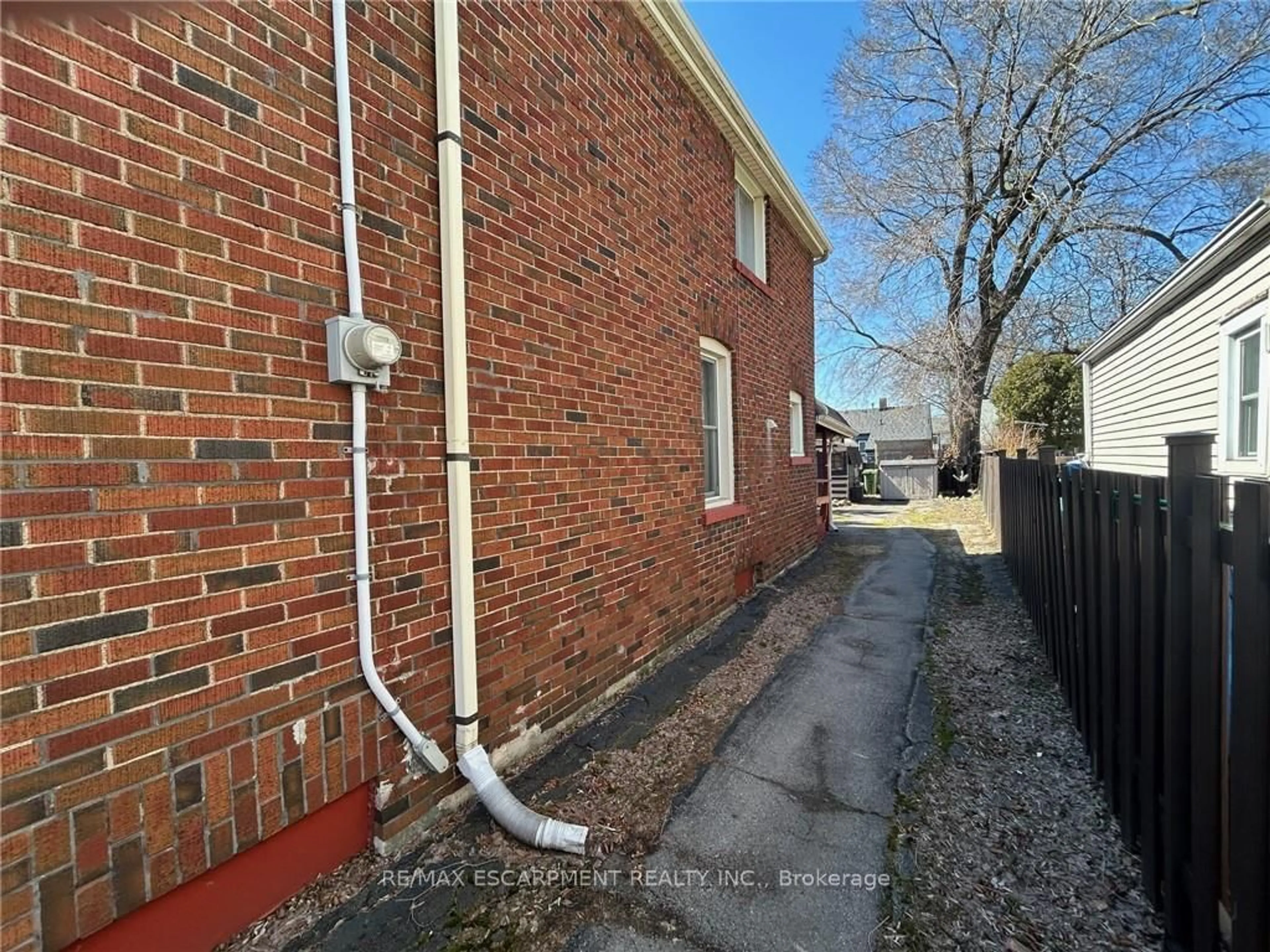 A pic from outside/outdoor area/front of a property/back of a property/a pic from drone, street for 72 East 32nd St, Hamilton Ontario L8V 3R9