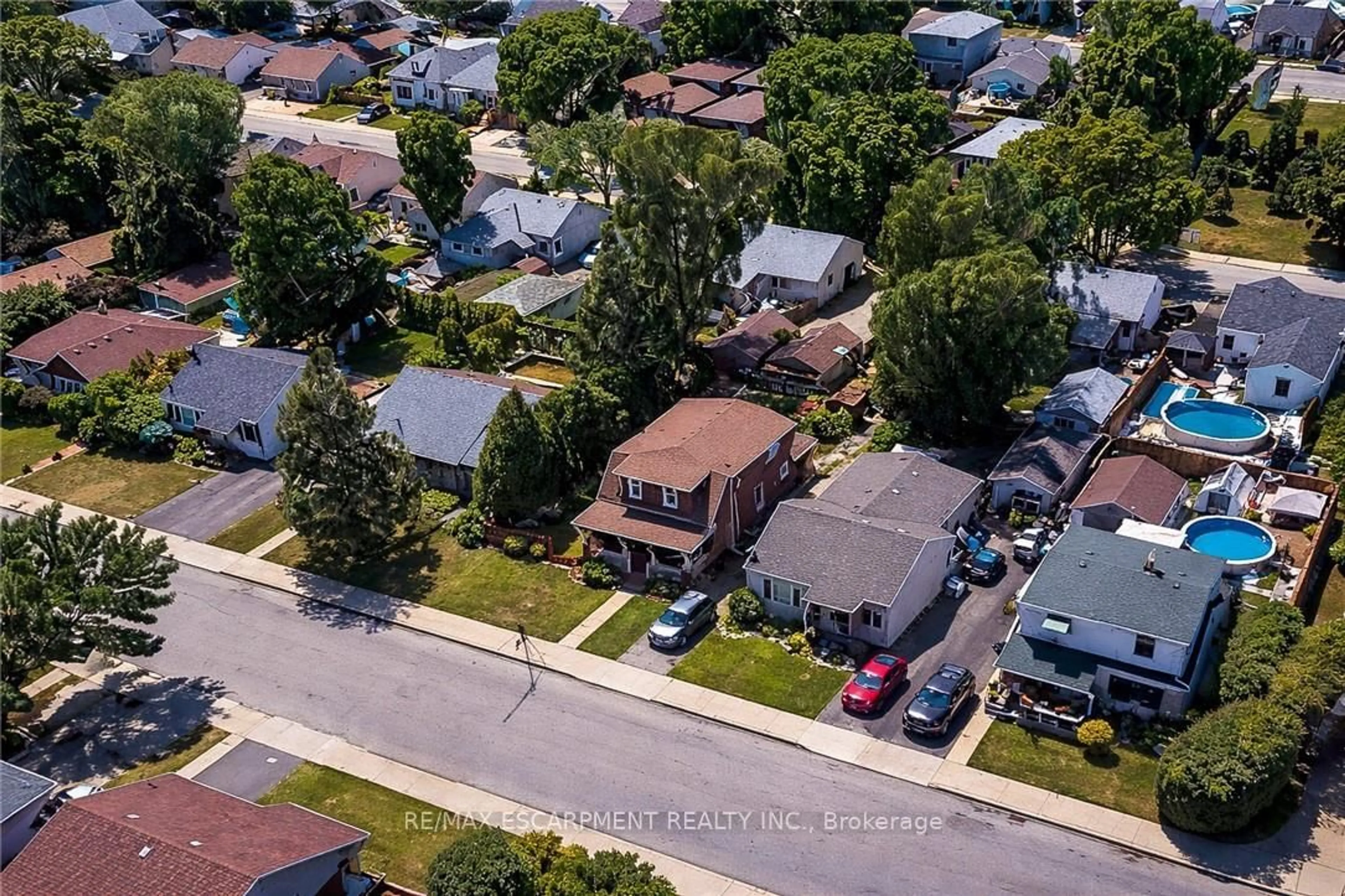 A pic from outside/outdoor area/front of a property/back of a property/a pic from drone, street for 72 East 32nd St, Hamilton Ontario L8V 3R9