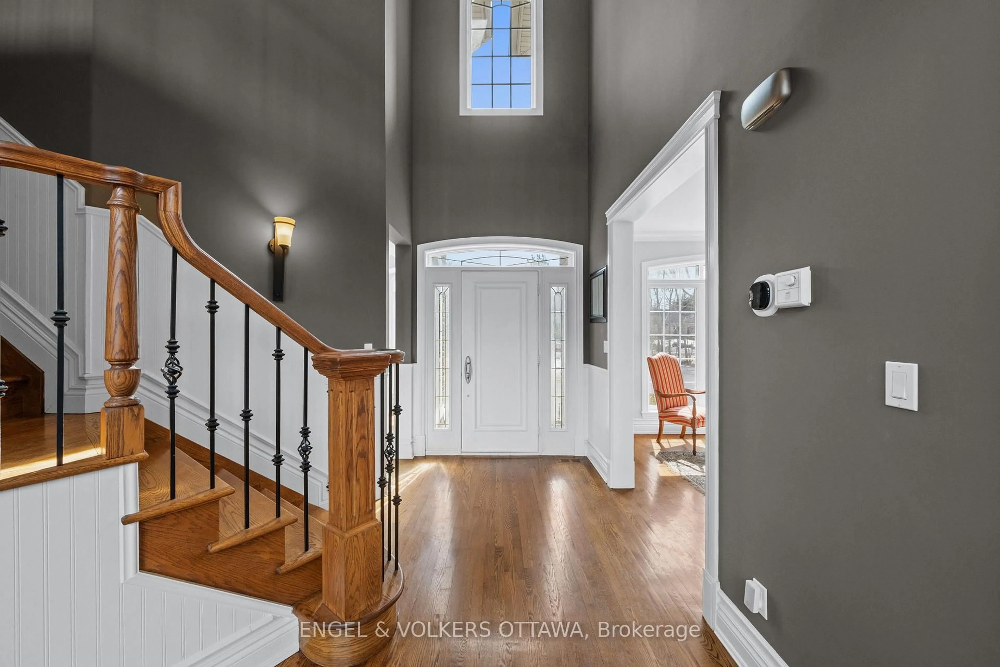 Indoor foyer for 6227 Pebblewoods Dr, Ottawa Ontario K4P 0A1