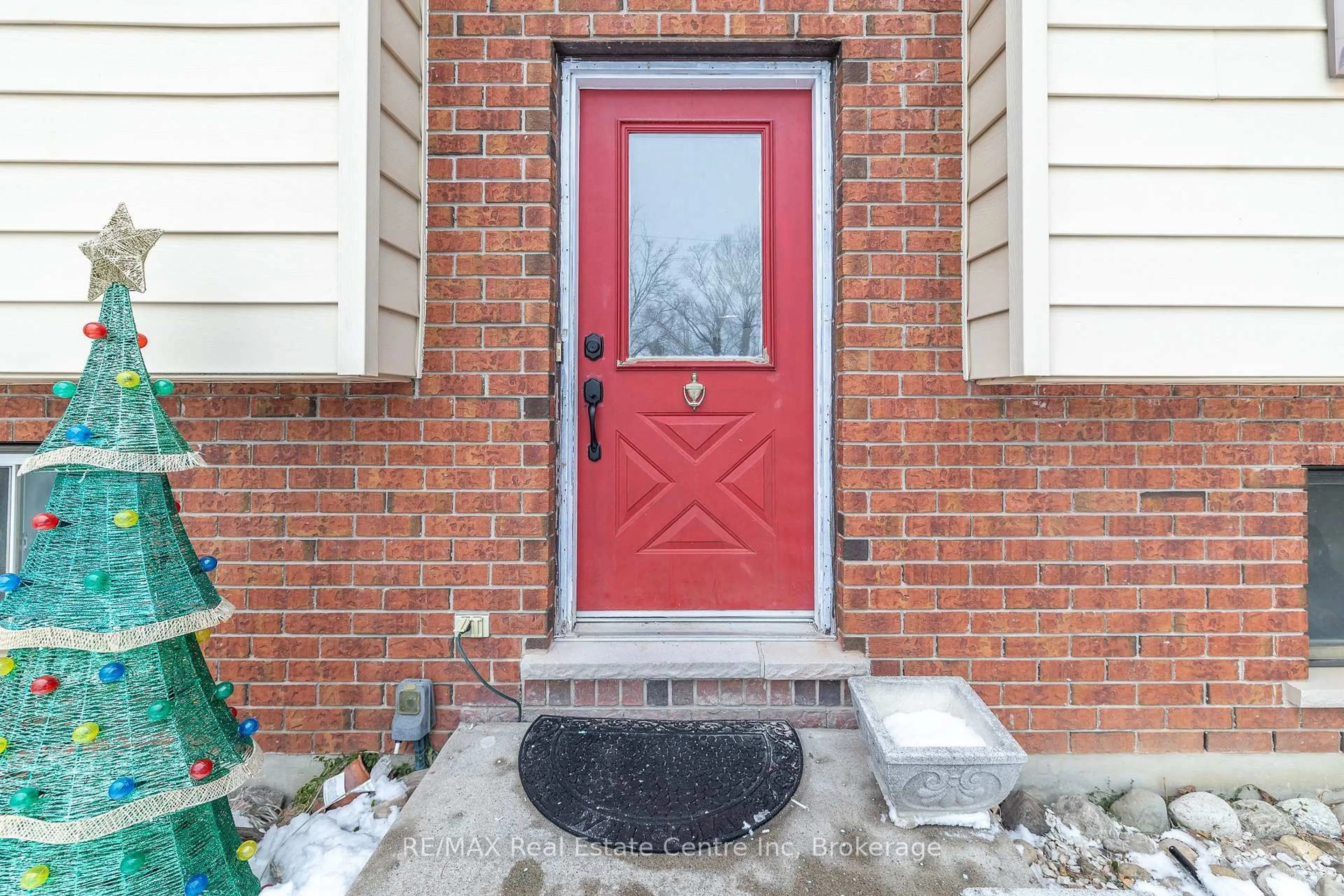 Indoor entryway for 7730 Sixth Line, Centre Wellington Ontario N0B 1S0