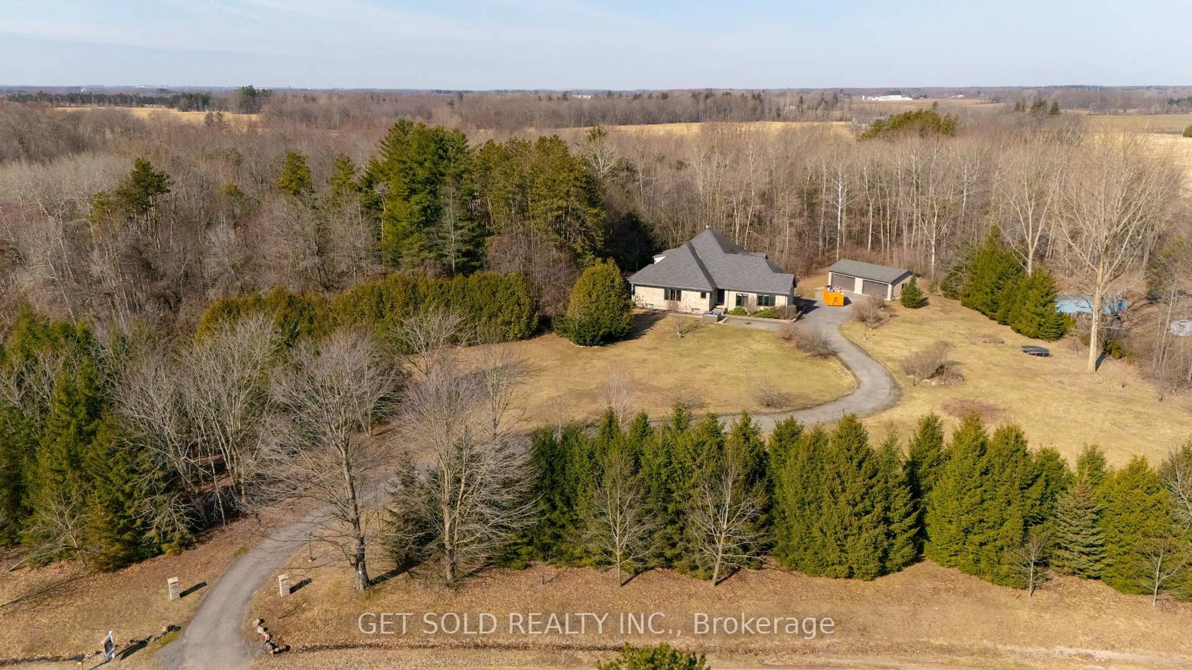 A pic from outside/outdoor area/front of a property/back of a property/a pic from drone, mountain view for 21 Old Mill Rd, Brant Ontario N0J 1V0