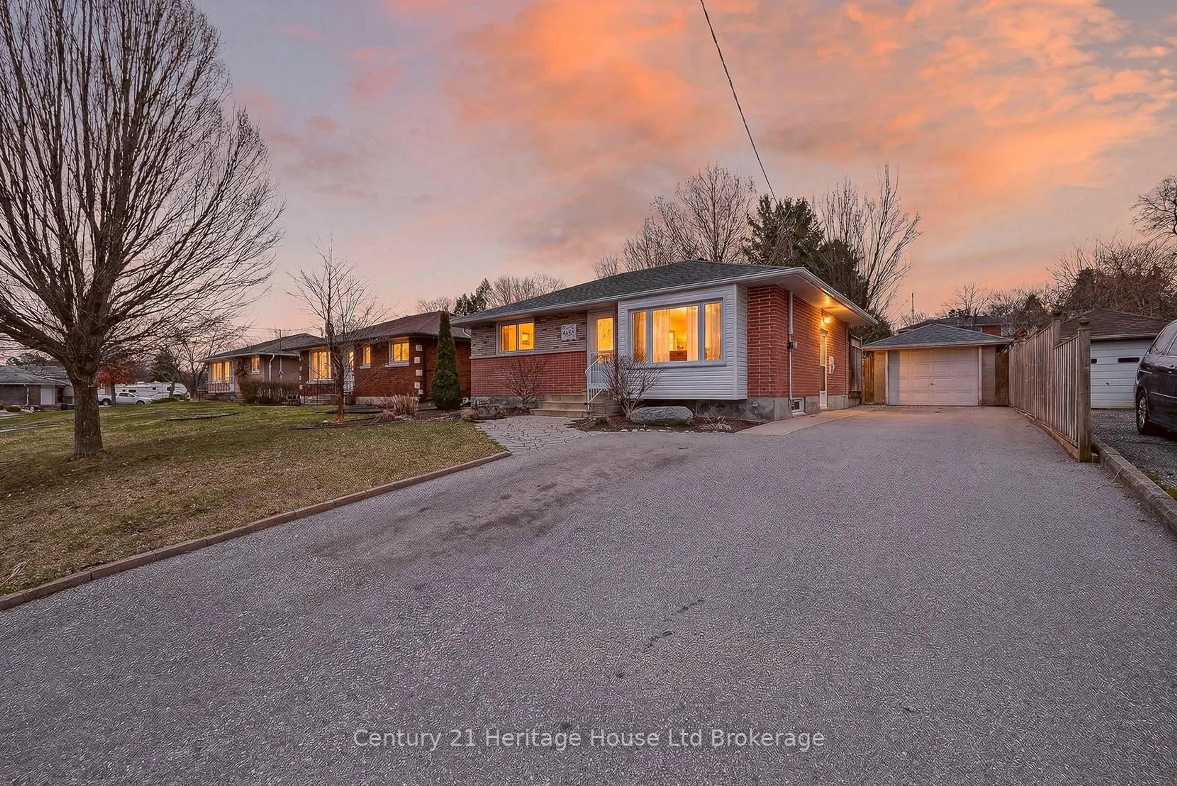 A pic from outside/outdoor area/front of a property/back of a property/a pic from drone, street for 390 Argyle St, Woodstock Ontario N4S 2G6