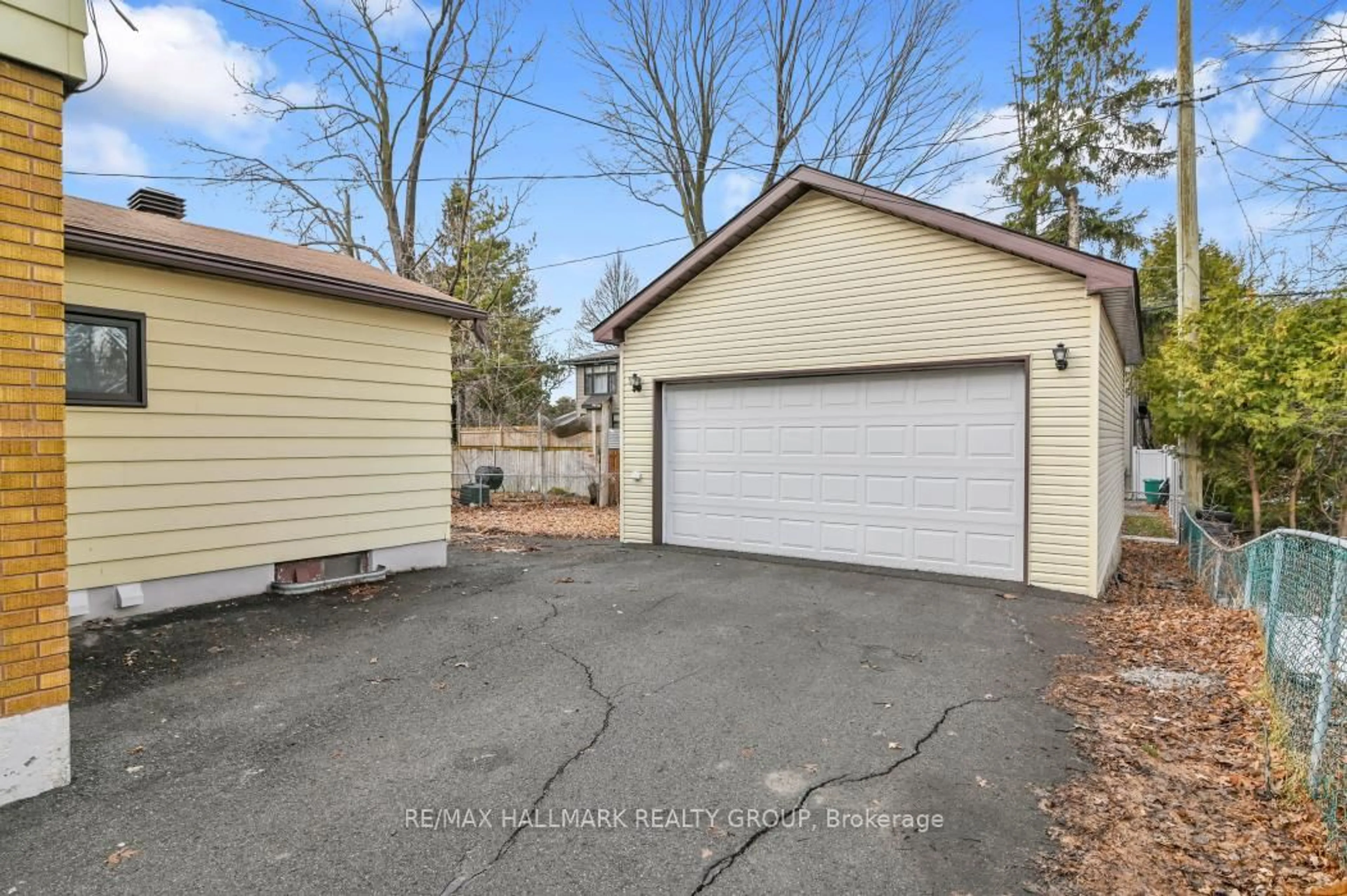 Indoor garage for 1206 Checkers Rd, Ottawa Ontario K2C 2S7