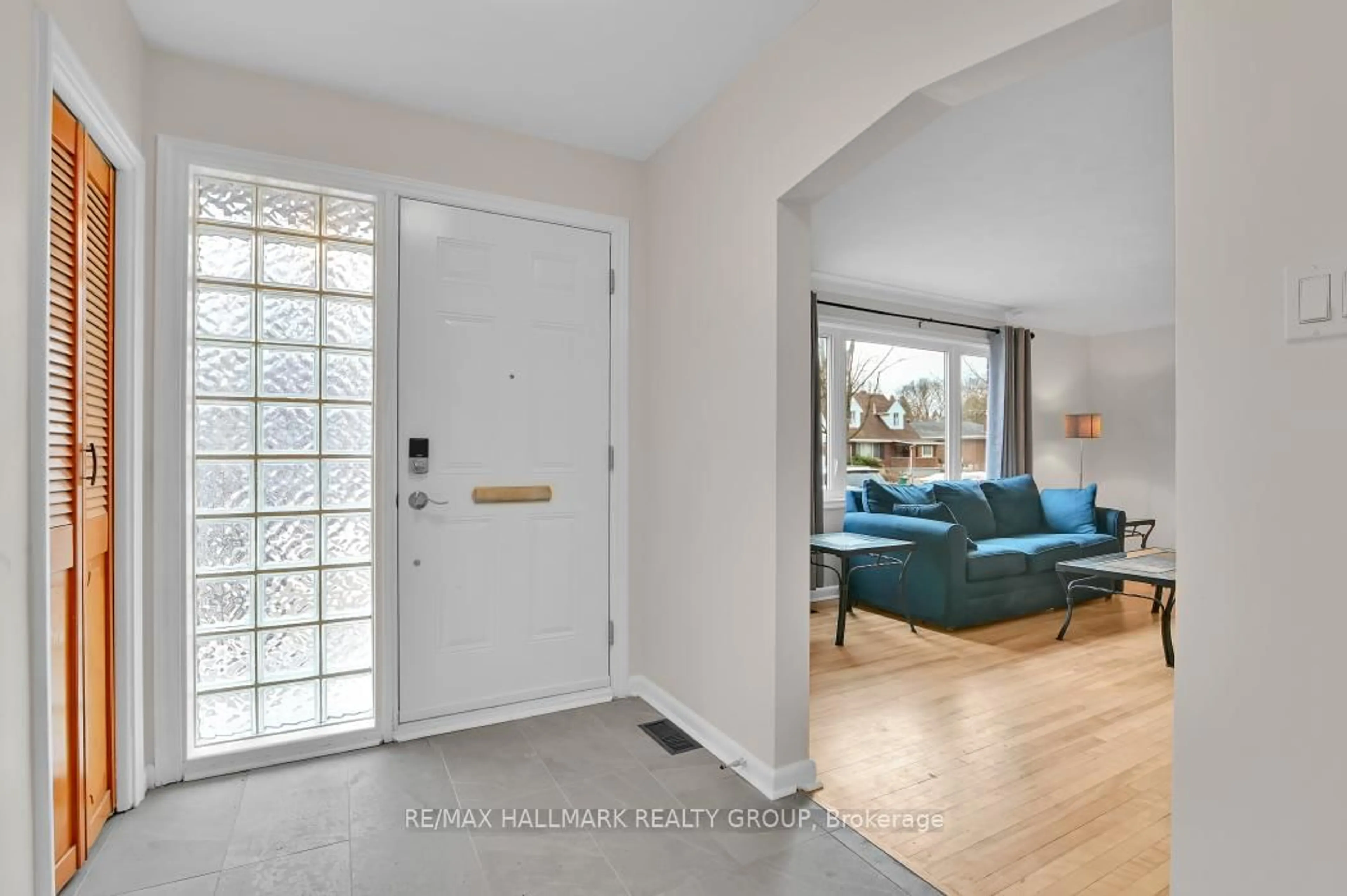 Indoor entryway for 1206 Checkers Rd, Ottawa Ontario K2C 2S7