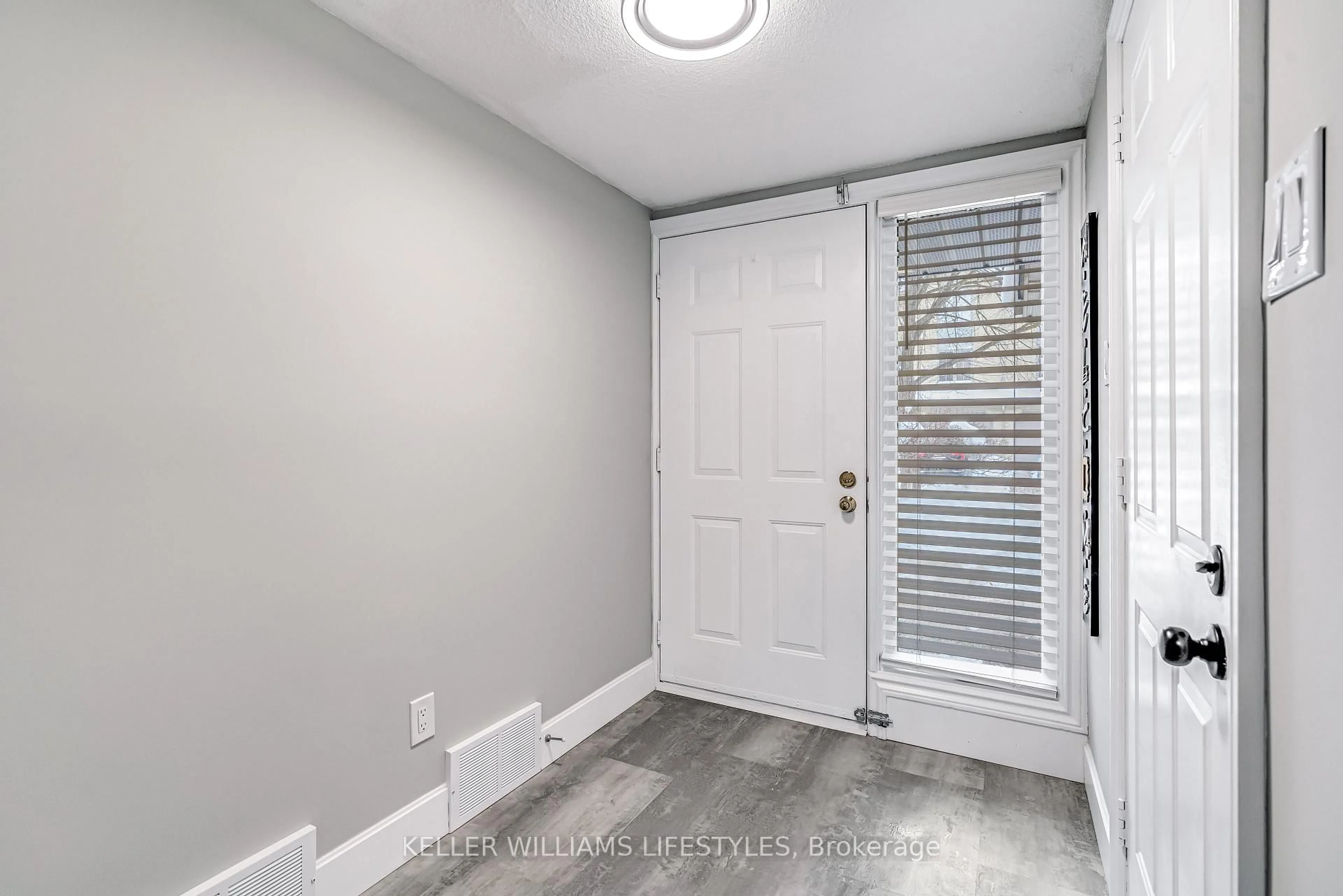 Indoor entryway for 1399 COMMISSIONERS Rd #26, London South Ontario N6K 4G9