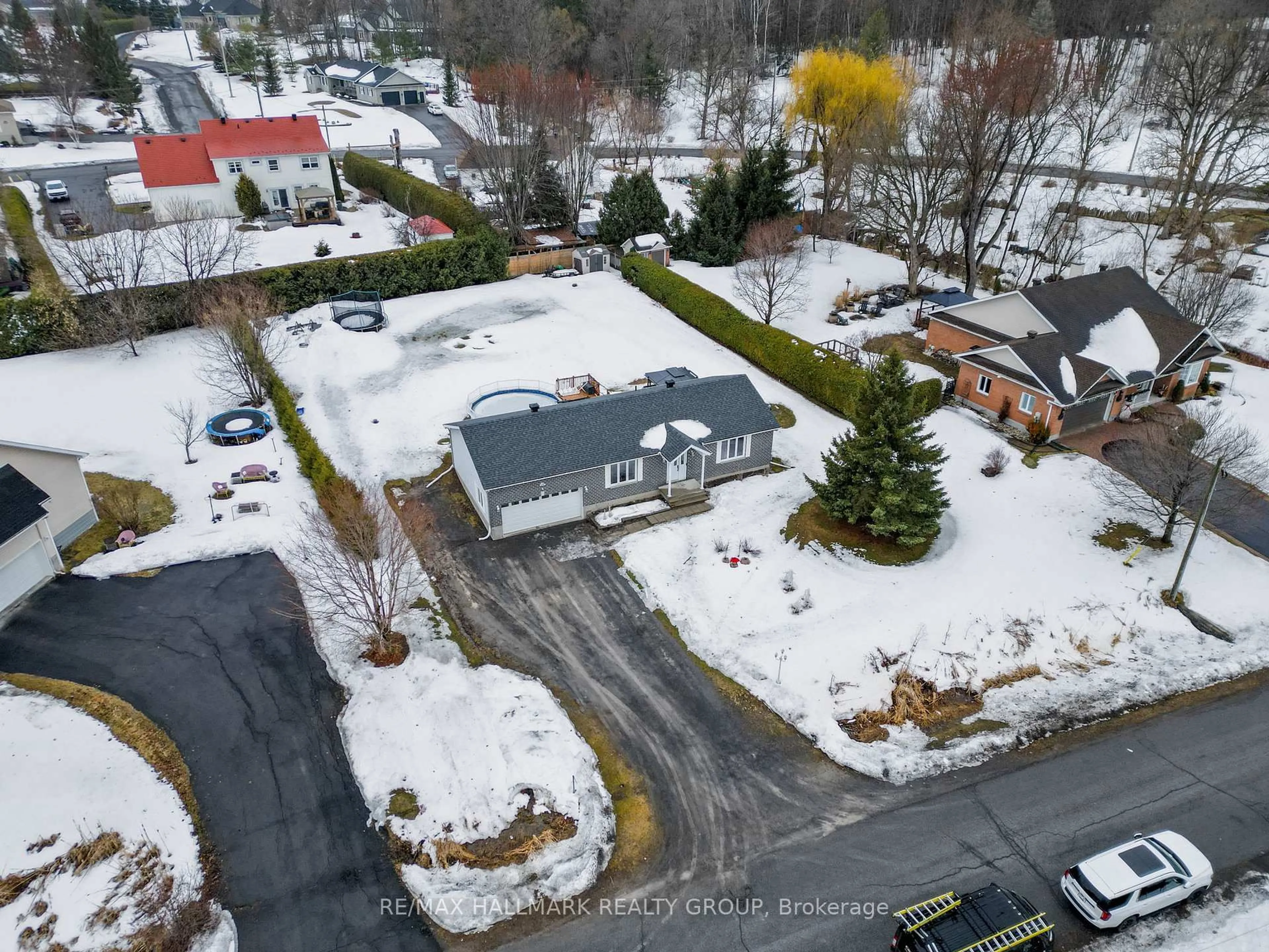 A pic from outside/outdoor area/front of a property/back of a property/a pic from drone, street for 2740 Lockwood Lane, Cumberland Ontario K4C 1B6