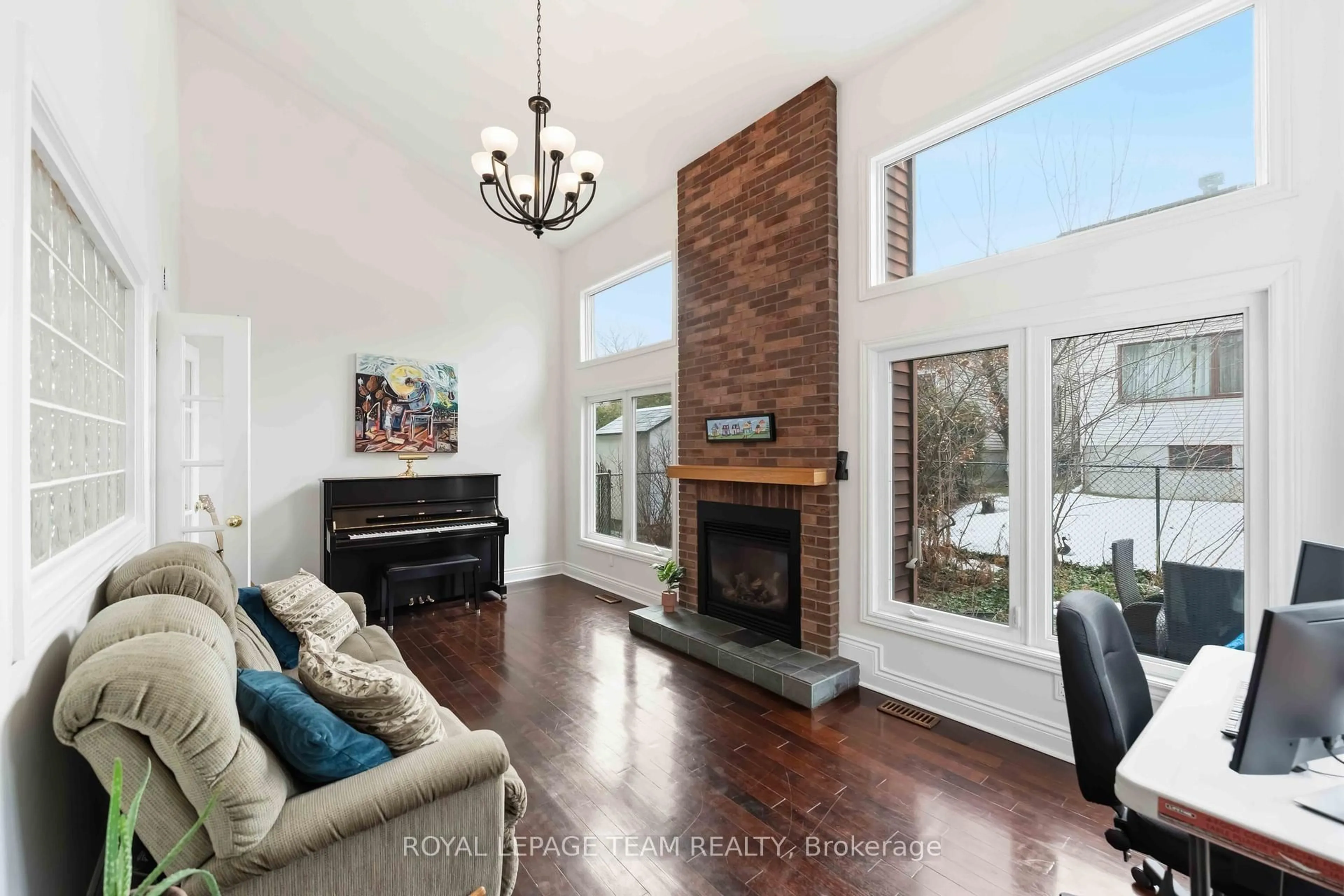 Living room with furniture, unknown for 19 Hackett St, Ottawa Ontario K1V 0P9