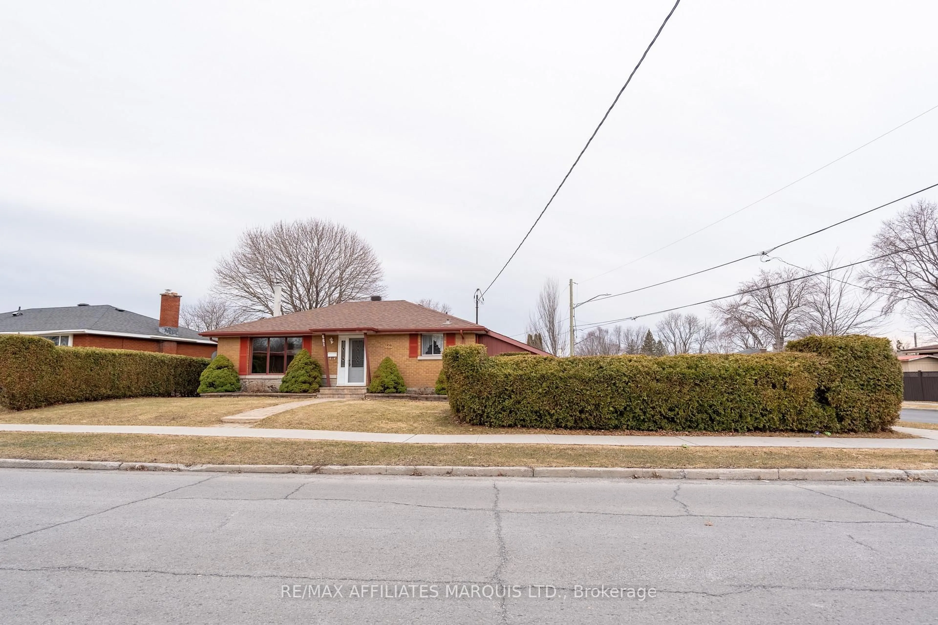 A pic from outside/outdoor area/front of a property/back of a property/a pic from drone, street for 661 St Felix St, Cornwall Ontario K6H 5B7