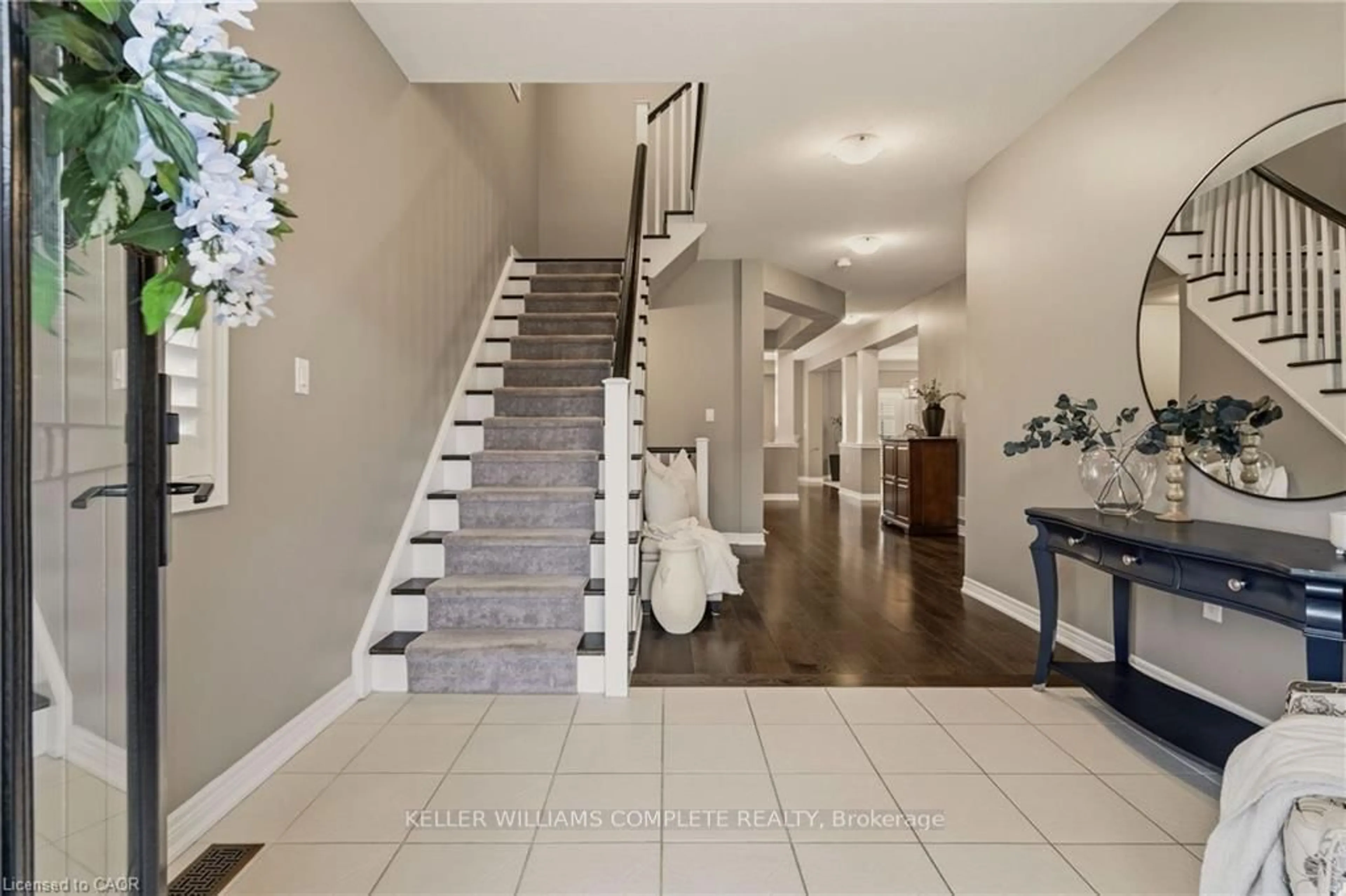 Indoor entryway for 39 TURI Dr, Hamilton Ontario L9B 0E2