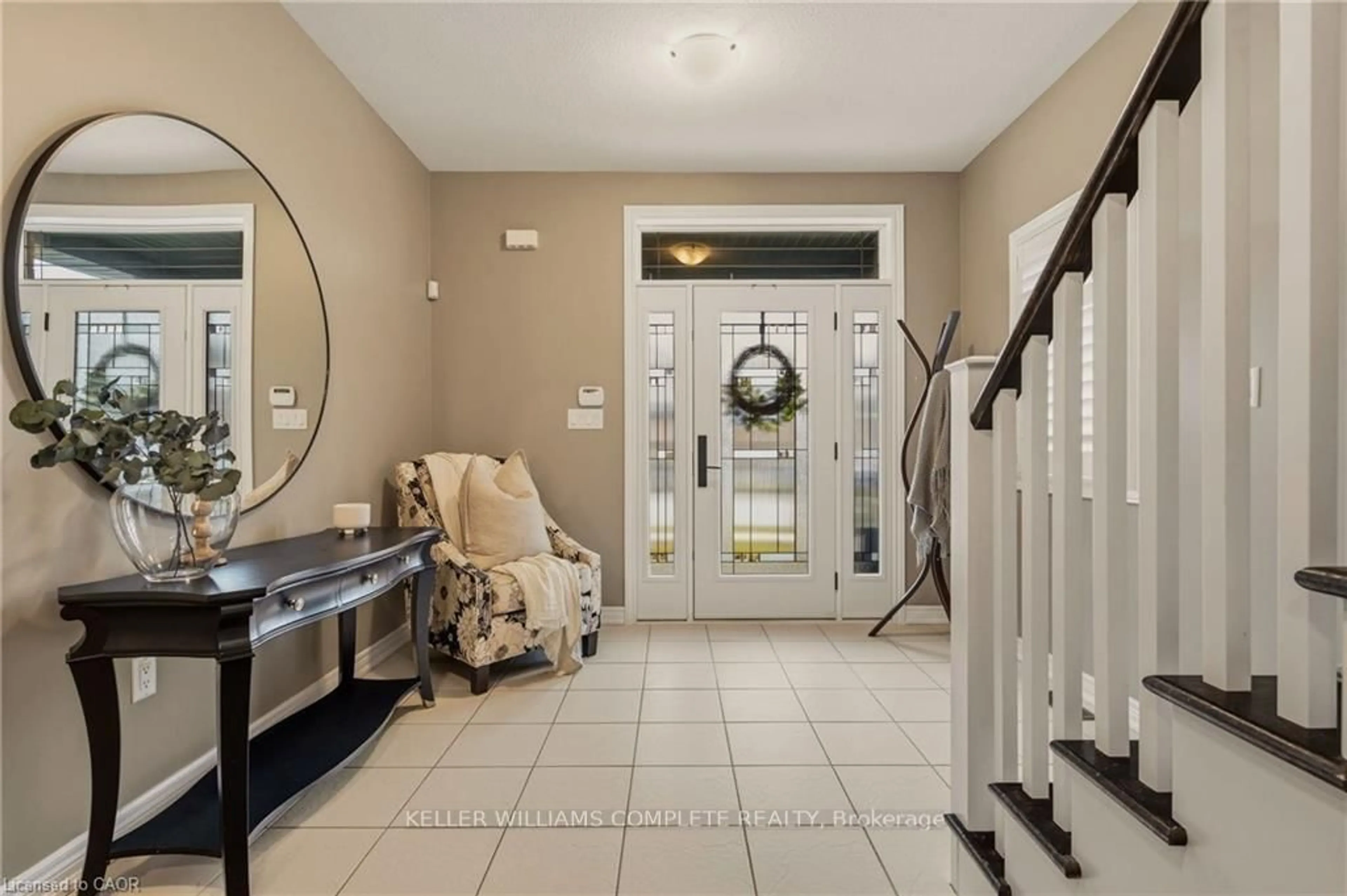 Indoor entryway for 39 TURI Dr, Hamilton Ontario L9B 0E2