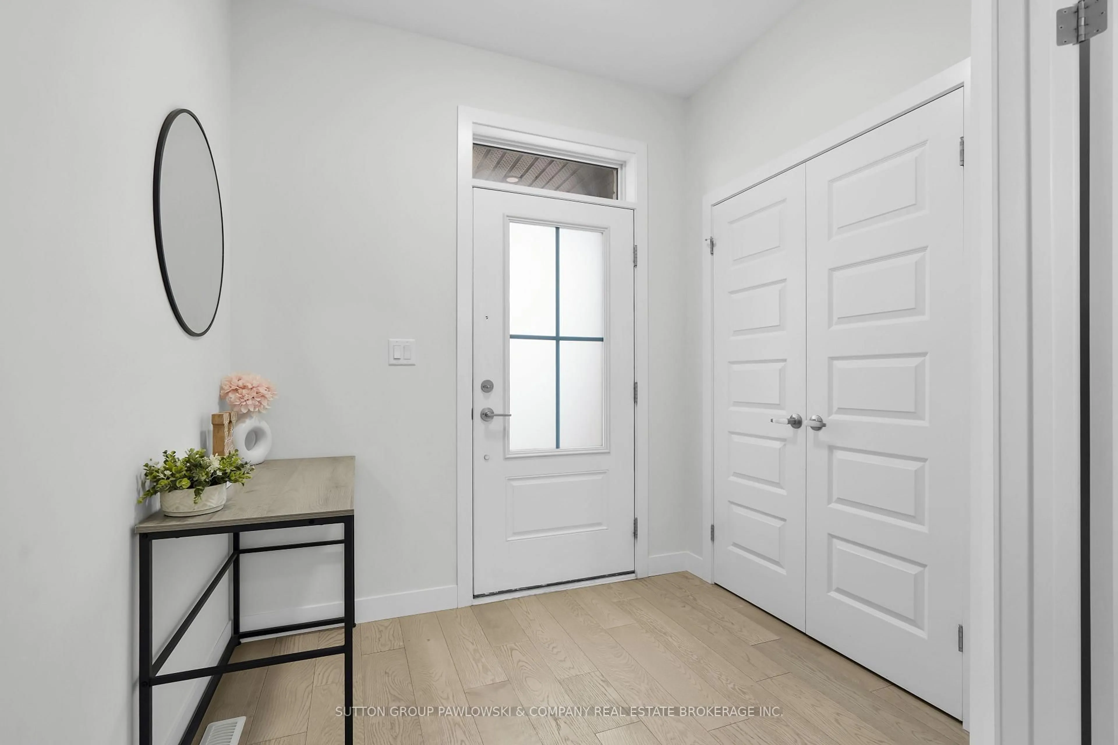 Indoor entryway for 180 Doan Dr, Middlesex Centre Ontario N0L 1R0