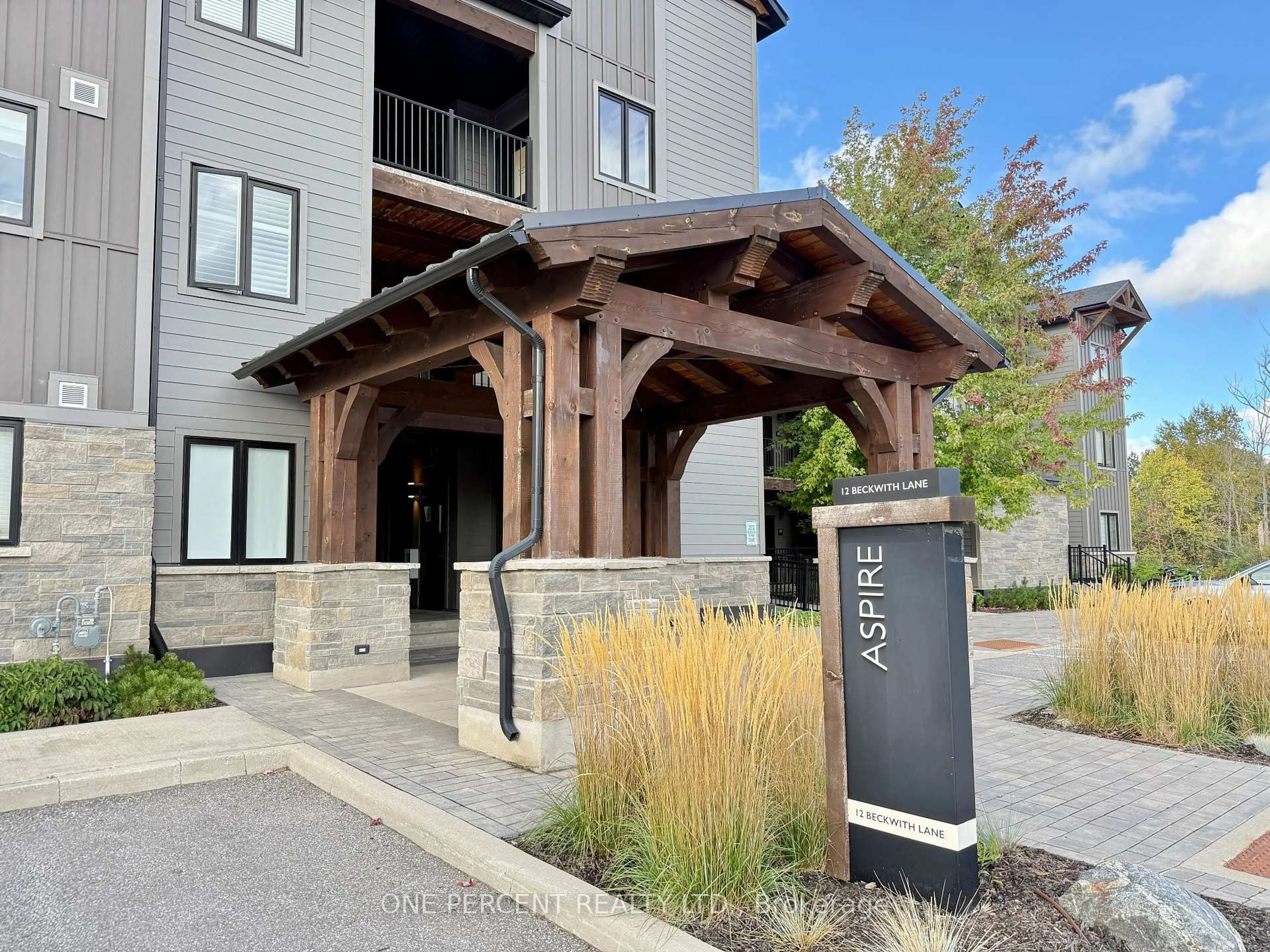 Indoor entryway for 12 Beckwith Lane #302, Blue Mountains Ontario L9Y 0A4