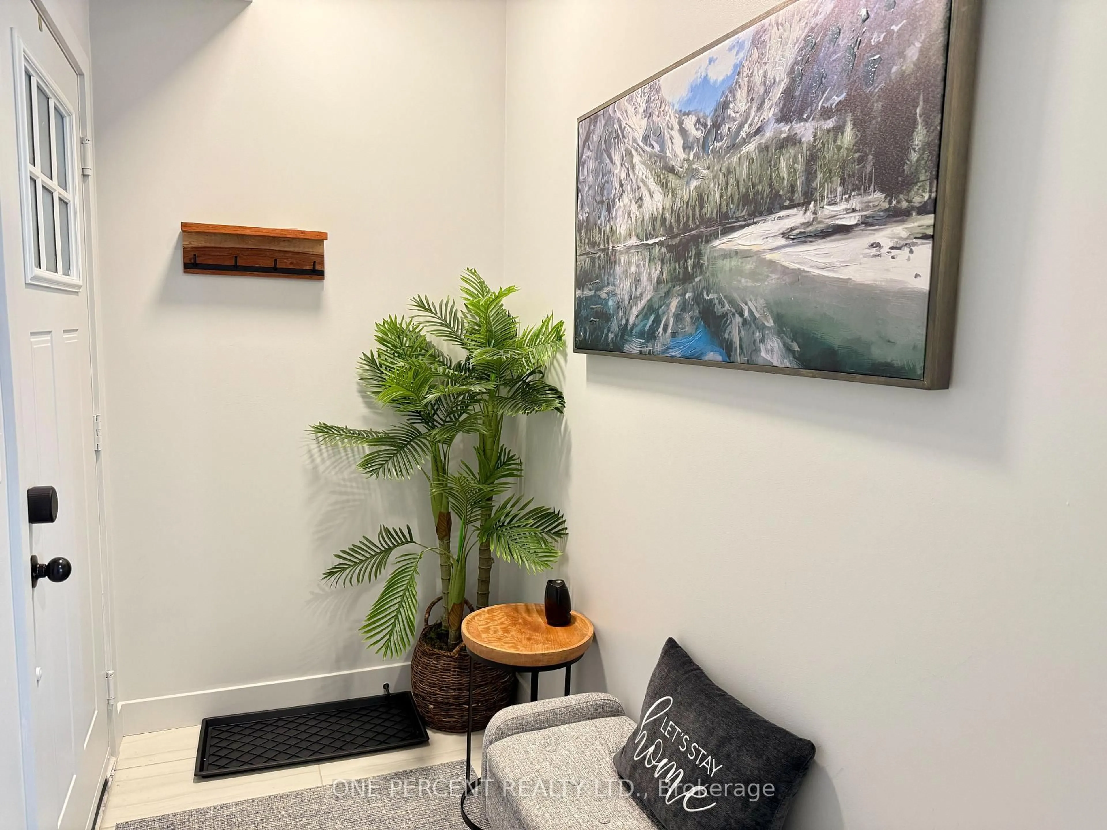 Indoor entryway for 12 Beckwith Lane #302, Blue Mountains Ontario L9Y 0A4