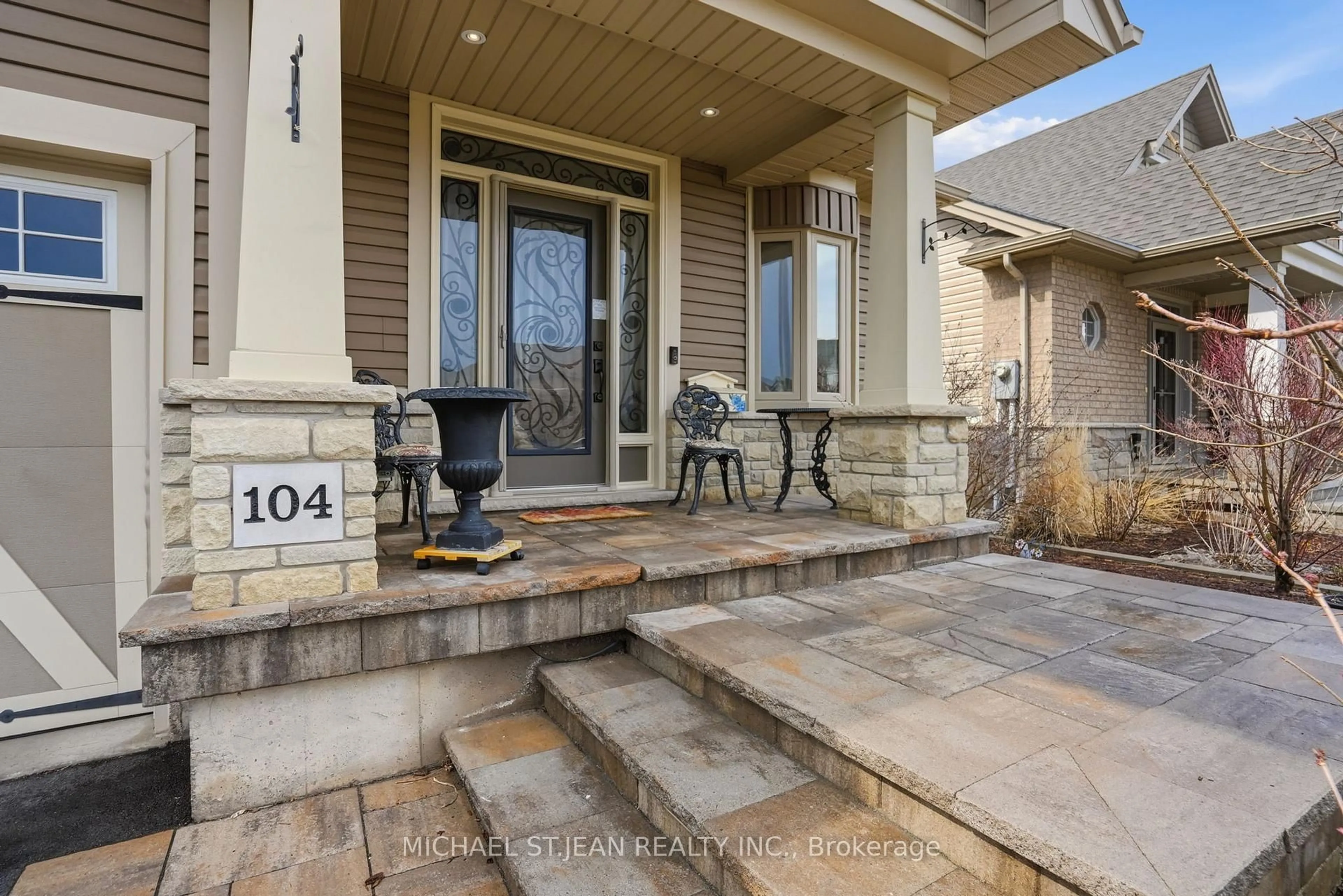 Indoor entryway for 104 Anastasia Blvd, West Lincoln Ontario L0R 2A0