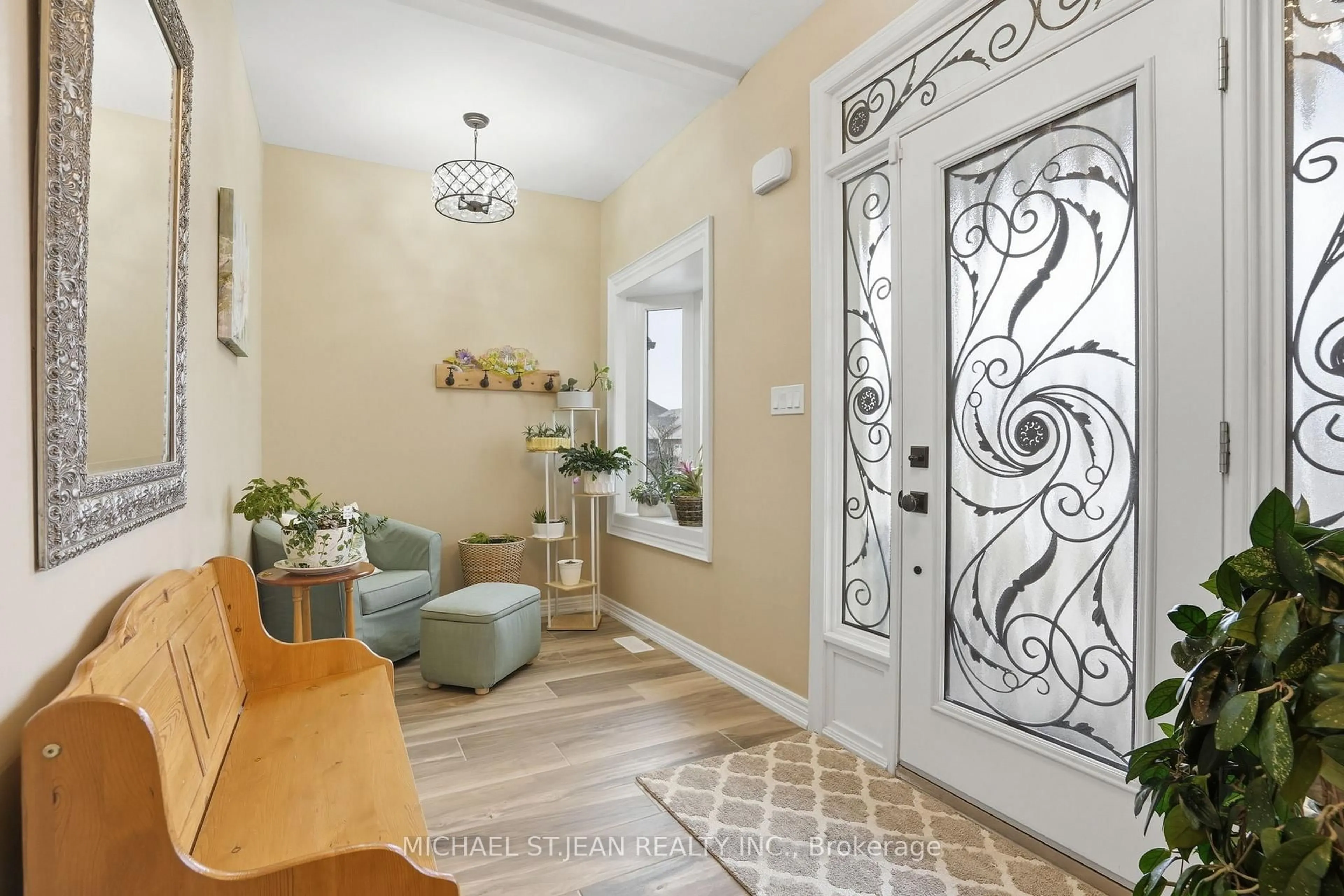 Indoor entryway for 104 Anastasia Blvd, West Lincoln Ontario L0R 2A0