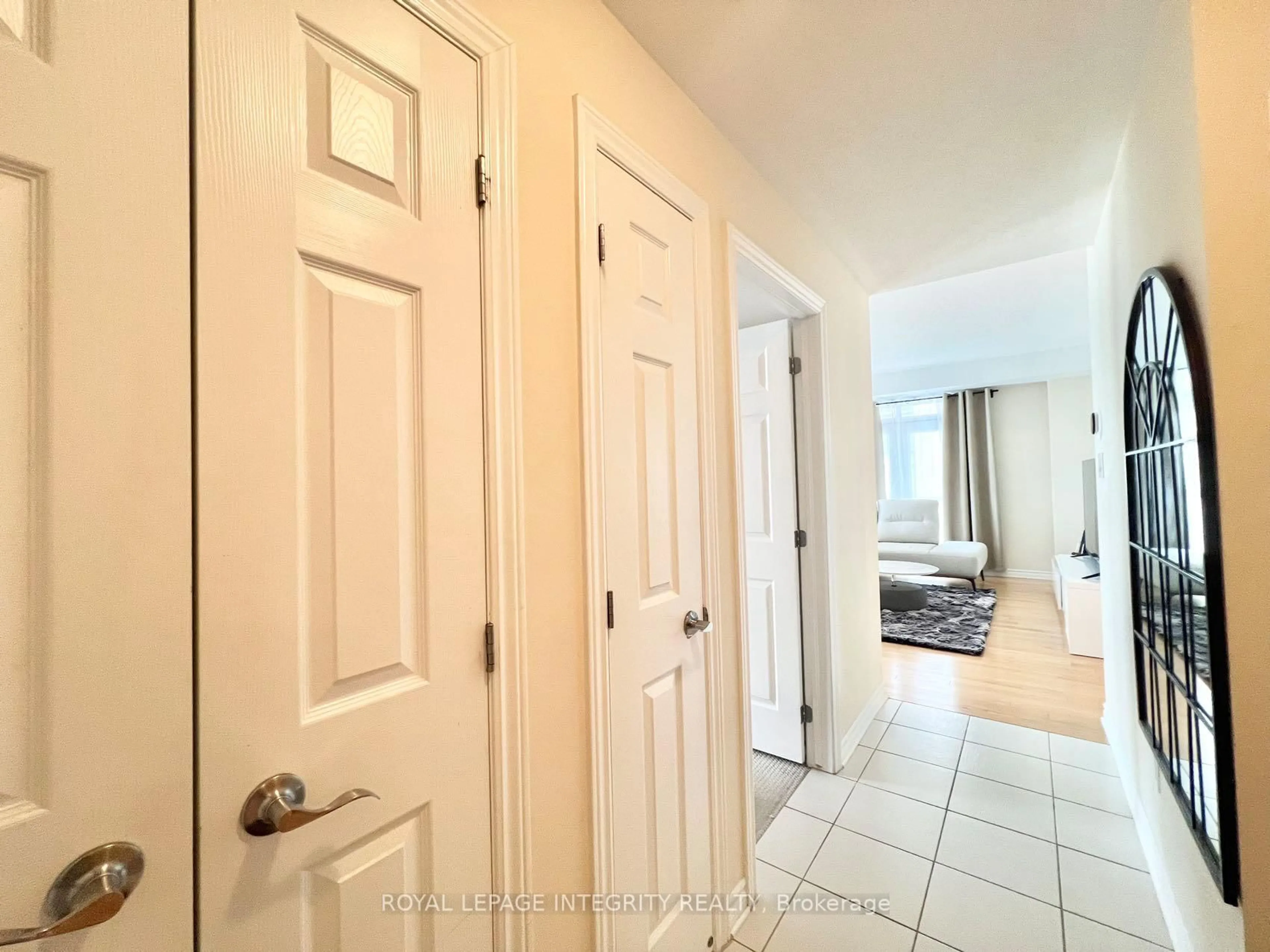 Indoor entryway for 160 Guelph Private #101, Ottawa Ontario K2T 0J4