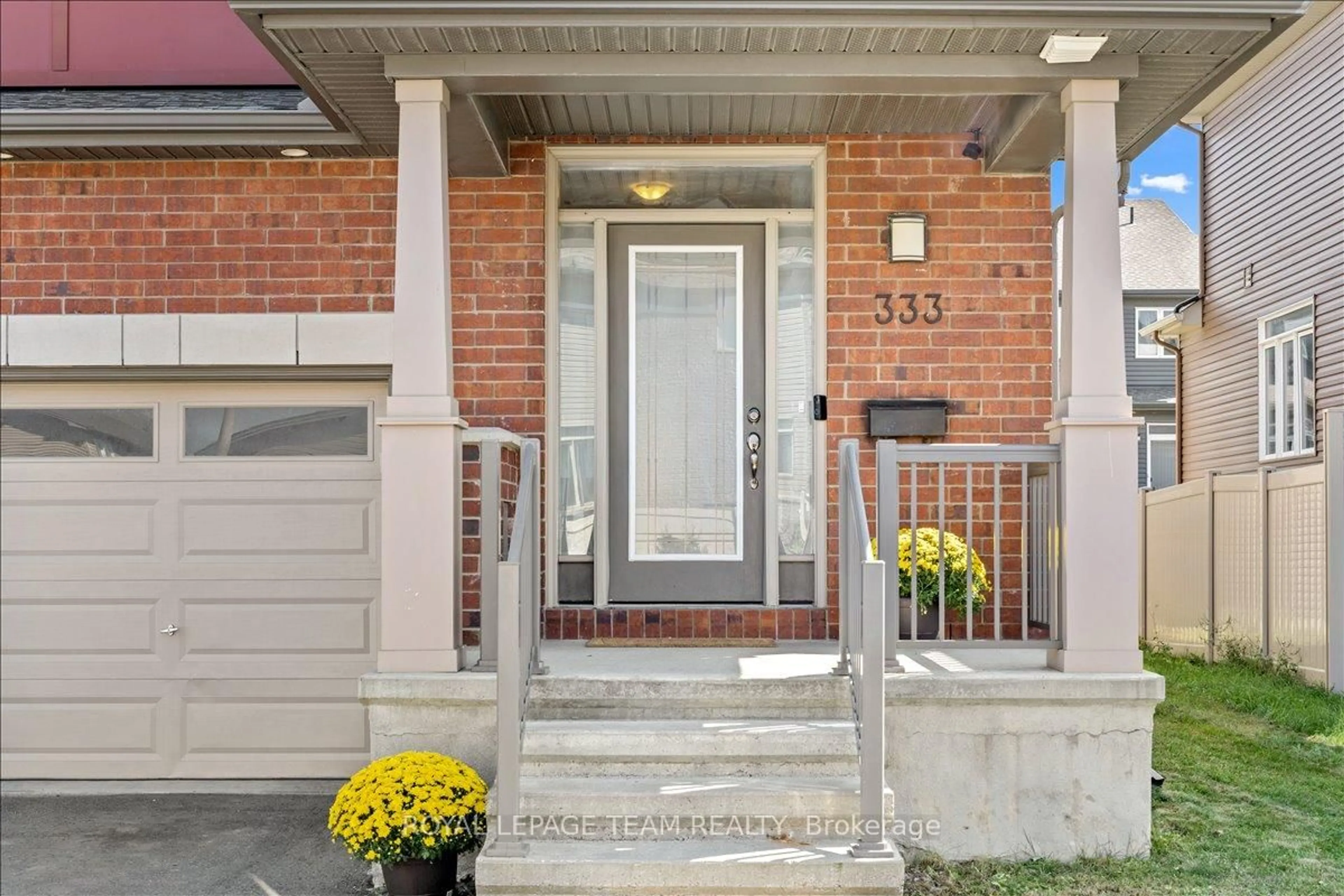Indoor entryway for 333 Tulum Cres, Ottawa Ontario K2S 0V9