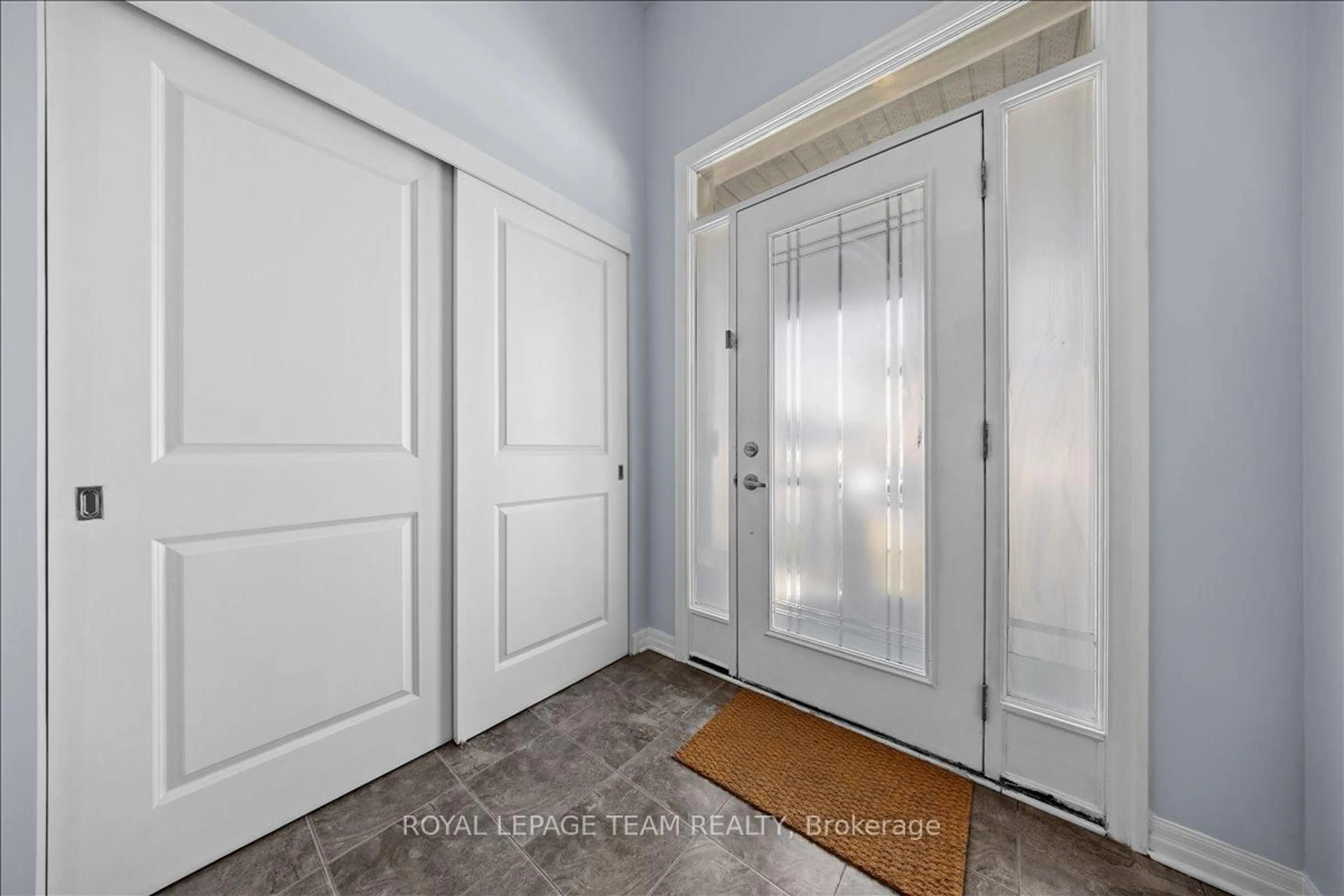 Indoor entryway for 333 Tulum Cres, Ottawa Ontario K2S 0V9