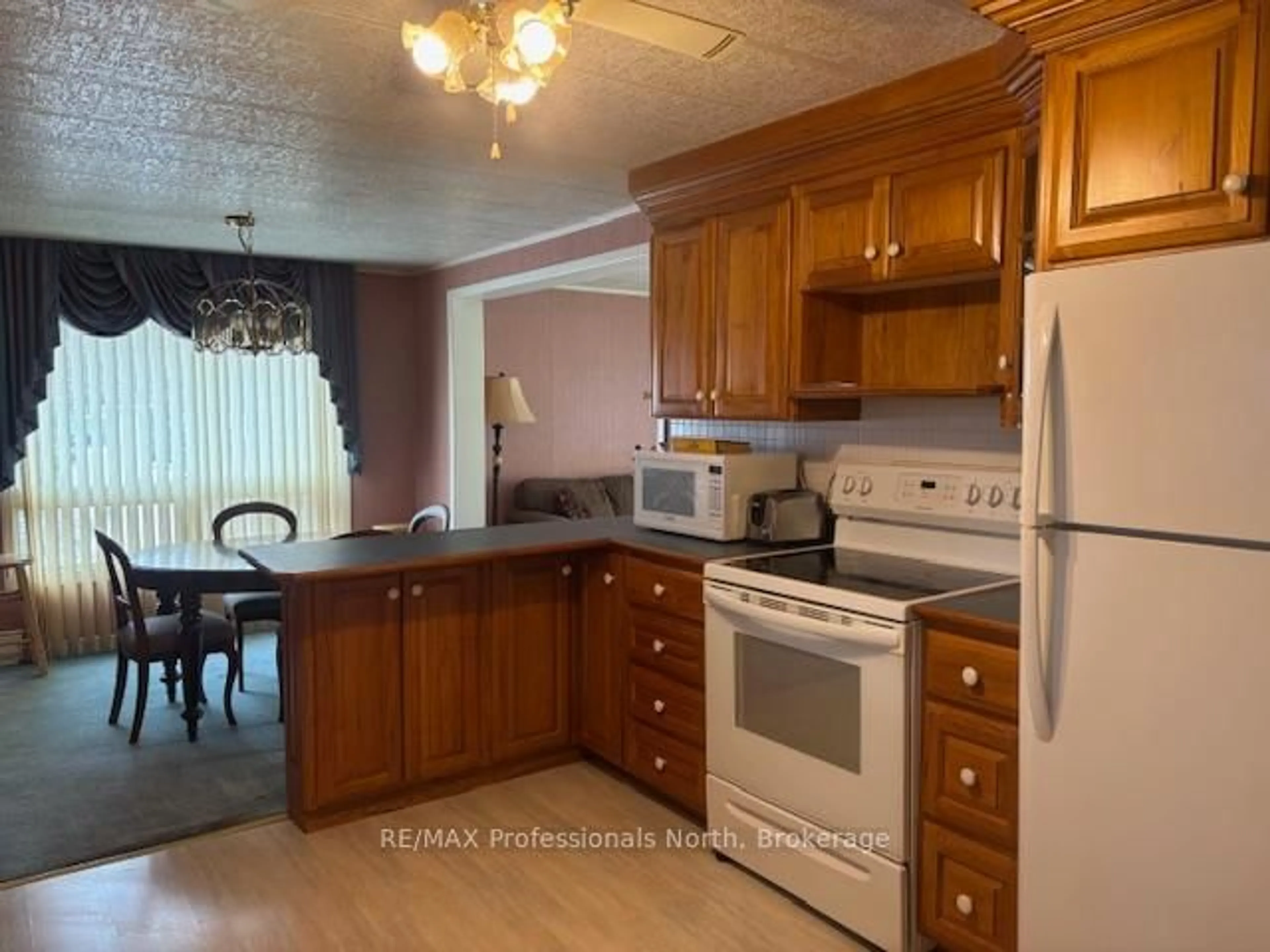 Standard kitchen, unknown for 1021 Fifth Lane, Minden Hills Ontario K0M 2K0