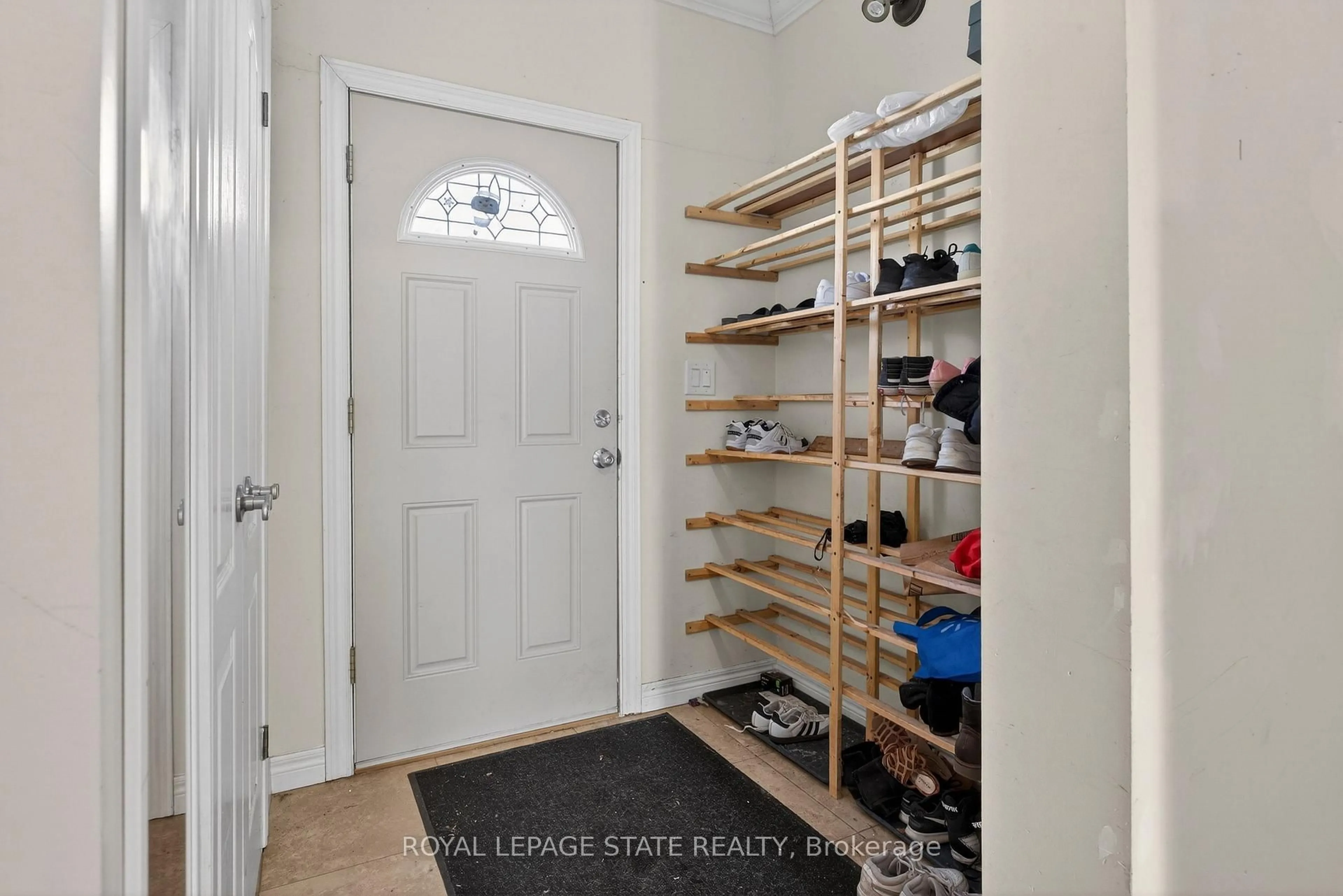 Indoor entryway for 91 Royal Ave, Hamilton Ontario L8S 2C6