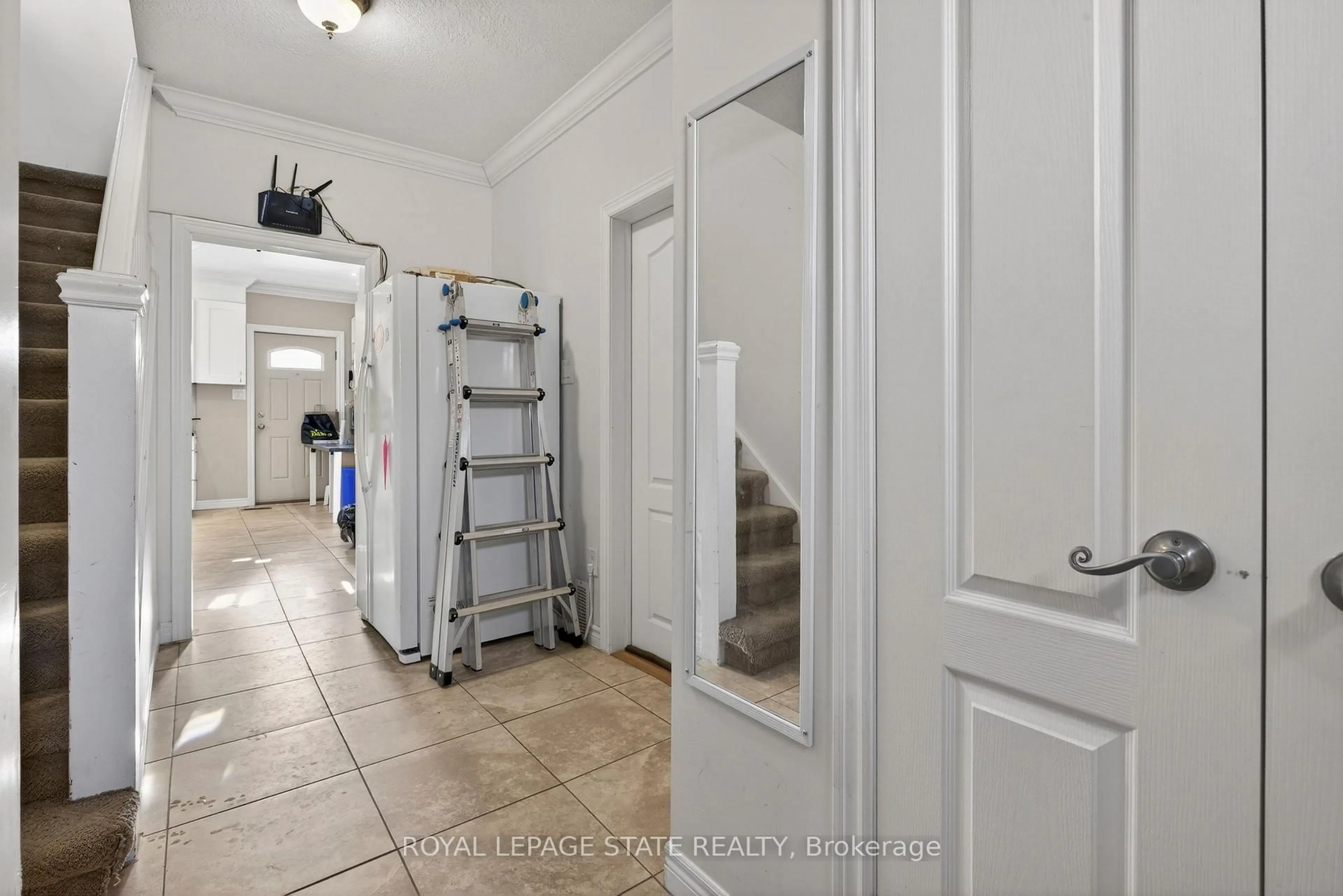 Indoor entryway for 91 Royal Ave, Hamilton Ontario L8S 2C6