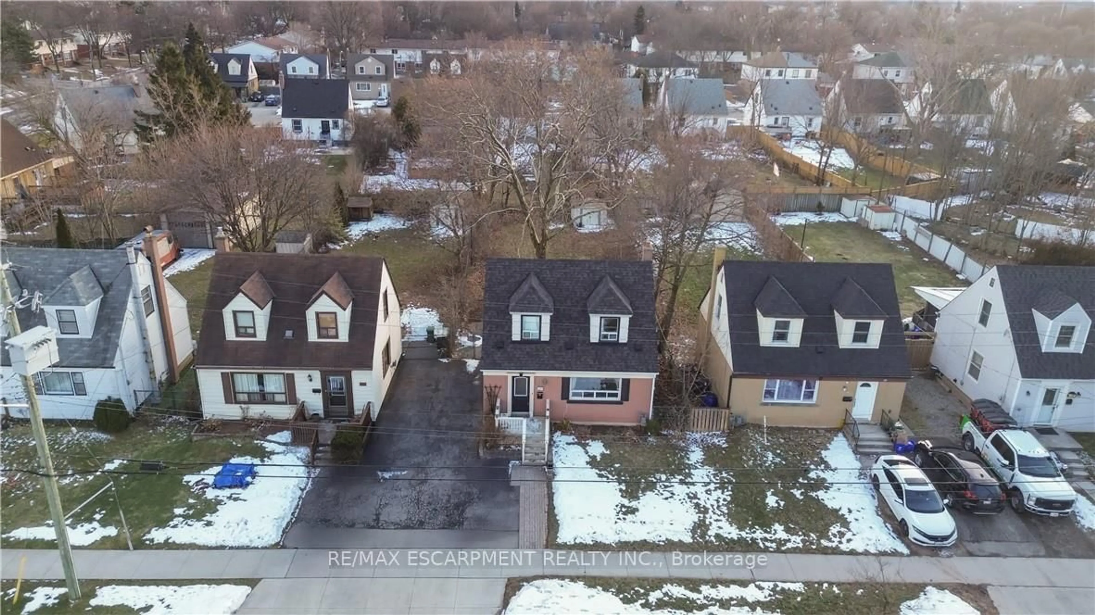 A pic from outside/outdoor area/front of a property/back of a property/a pic from drone, street for 776 BRITANNIA Ave, Hamilton Ontario L8H 2B5